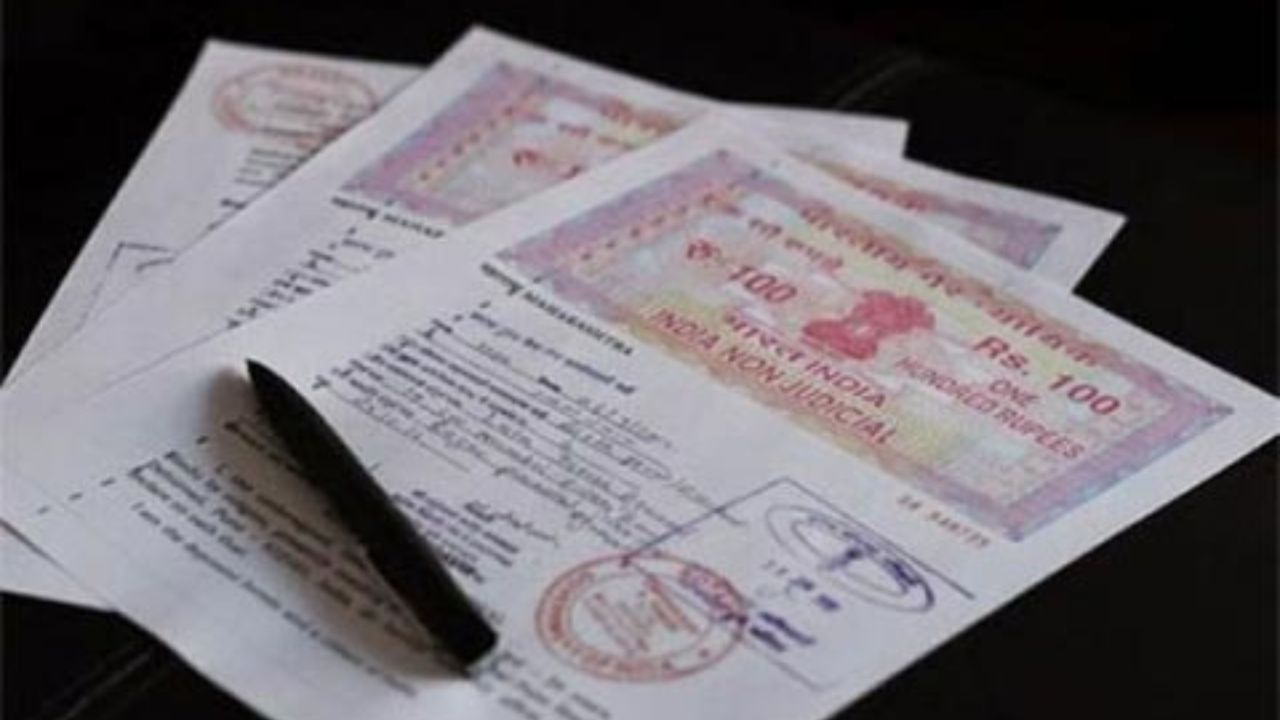 નોટરાઈઝ્ડ એફિડેવિટ તૈયાર કરવી: આ પછી તમે એક એફિડેવિટ તૈયાર કરો જેમાં દસ્તાવેજો ખોવાઈ ગયા હોવાની વાત સત્યતા સાથે લખવામાં આવે છે. એ એફિડેવિટ નોટરી દ્વારા વેરિફાય કરાવવું જોઈએ. આ દસ્તાવેજ પણ રજીસ્ટ્રાર ઓફિસ અથવા સોસાયટીમાં રજૂ કરવો પડશે.