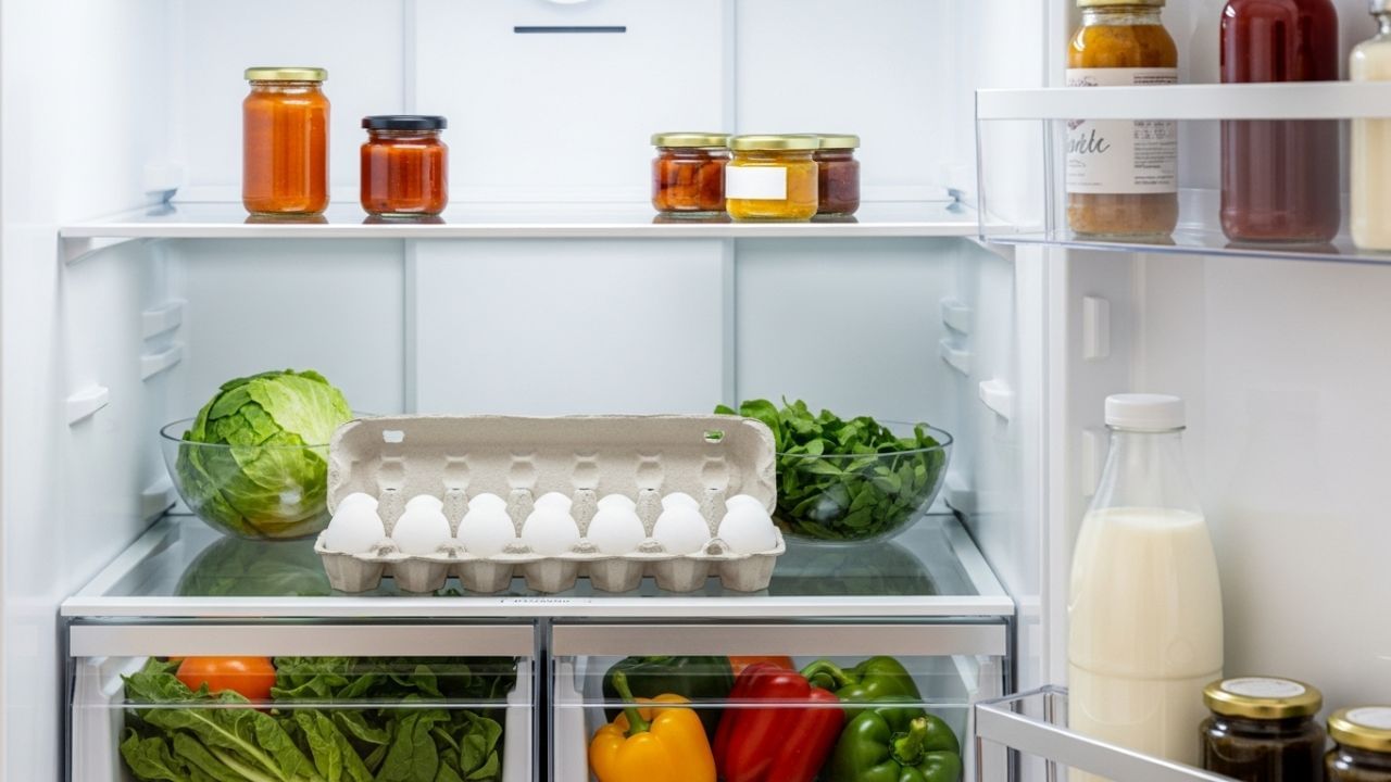 ઈંડા ફ્રિજમાં રાખવા જોઈએ કે બહાર? આ પ્રશ્ન લગભગ દરેક રસોડામાં ઉદ્ભવે છે. ઘણા લોકો માને છે કે ઈંડા ફ્રિજમાં રાખવાથી તેનો સ્વાદ બગડે છે. હકીકતમાં, સાચો જવાબ ઘણી પરિસ્થિતિઓ પર આધાર રાખે છે. એટલે કે, વાતાવરણ અનુસાર ઈંડાનો સંગ્રહ કરવો મહત્વપૂર્ણ છે. તેથી, ઘણા લોકોને ખબર નથી કે ઈંડા કેવી રીતે સંગ્રહિત કરવા જોઈએ. સાચી રીત કઈ છે? ચાલો જાણીએ.