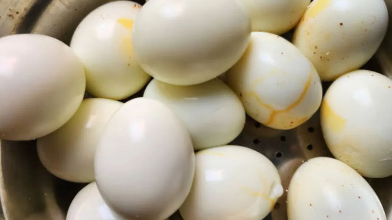 મોટાભાગના લોકો ઈંડાને રેફ્રિજરેટરના દરવાજામાં ટ્રેમાં સંગ્રહિત કરે છે. આ એક ખરાબ રીત છે. દર વખતે રેફ્રિજરેટરનો દરવાજો ખોલવા અને બંધ કરવા તાપમાન સતત વધઘટ થાય છે, જેના કારણે ઈંડા ઝડપથી બગડી શકે છે અને બેક્ટેરિયાના વિકાસની શક્યતા વધી શકે છે. તેથી, ઈંડા હંમેશા ફ્રિજના સૌથી ઠંડા ભાગમાં રાખવા જોઈએ.