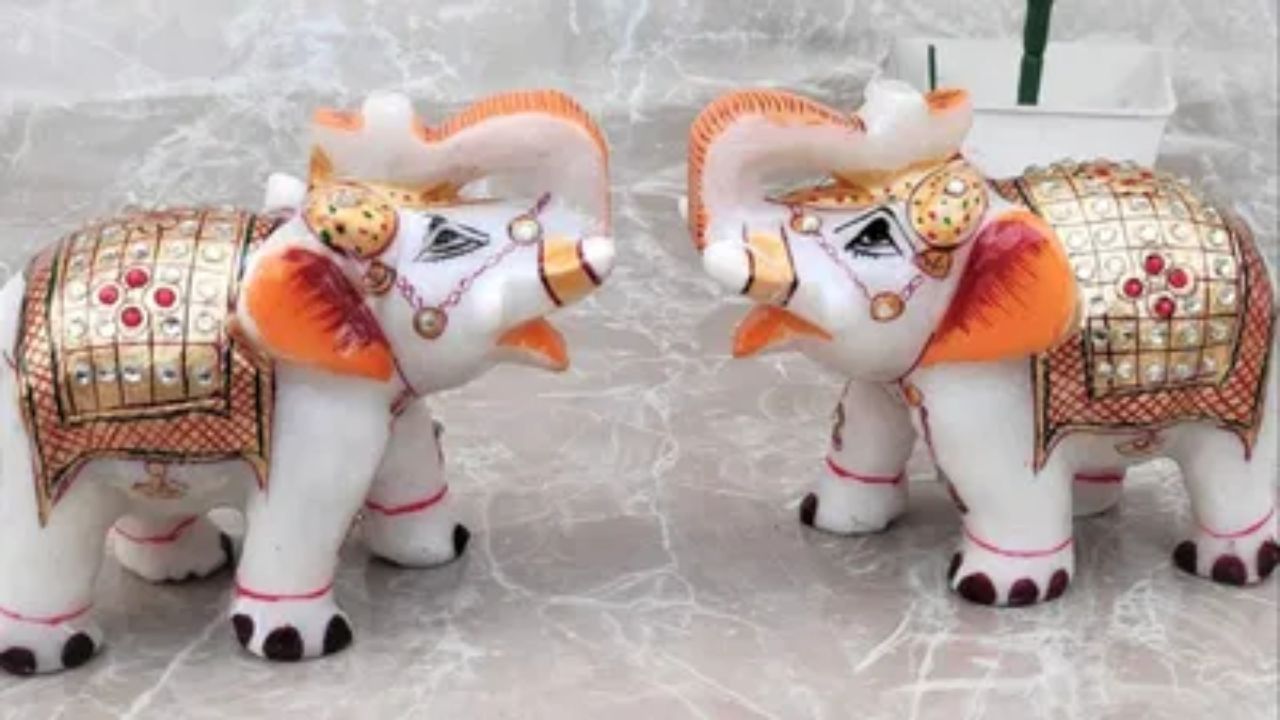 વાસ્તુ અનુસાર, ઘરની દક્ષિણપશ્ચિમ દિશામાં હાથીની મૂર્તિઓ ટાળવી જોઈએ. આ ખૂણો સ્થિરતા દર્શાવે છે, અને તમારા ઘરમાં ઉર્જાના પ્રવાહમાં વિક્ષેપ પાડતી વસ્તુઓ અહીં ન મૂકવી જોઈએ. આ દિશામાં હાથીની મૂર્તિ રાખવાથી ઉર્જા પ્રવાહમાં અસંતુલન થઈ શકે છે.