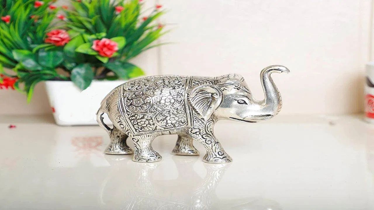 વાસ્તુ શાસ્ત્રમાં હાથીને સમૃદ્ધિ, શાણપણ અને શક્તિનું પ્રતીક માનવામાં આવે છે. એવું માનવામાં આવે છે કે તમારા ઘરમાં હાથીની મૂર્તિ રાખવાથી તમારા જીવનમાં સકારાત્મક ઉર્જા આવી શકે છે. જોકે, જો તમે હાથીની મૂર્તિ યોગ્ય જગ્યાએ નહીં મૂકો, તો તે ફાયદાને બદલે નુકસાન પહોંચાડી શકે છે.