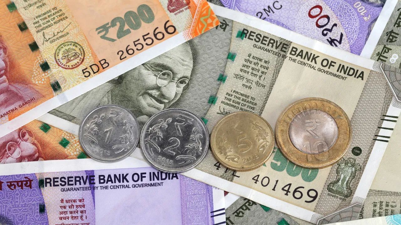 હોમ લોન ચૂકવવા માટે - કુલ બેલેન્સના 90% સુધીની રકમ ઉપાડી શકાય છે, જો કર્મચારી પાસે ઓછામાં ઓછા 10 વર્ષનો સર્વિસ અનુભવ હોય અને પ્રોપર્ટી તેના કે જીવનસાથીના નામે હોવી જોઈએ.