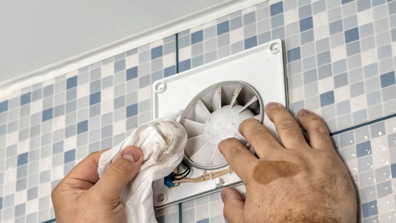 આ ટ્રિક કે જે તમને વધારે મહેનત કરતા બચાવશે અને પંખાને મિનિટોમાં ચમકાવી સાફ કરશે. આ માટે તમારે બજારમાંથી કોઈ મોંઘા ક્લિનર લાવવાની જરુર નથી તમે ઘરે જ ક્લિનર બનાવી એક્ઝોસ્ટ ફેનને પહેલા જેવો એકદમ ચકાચક કરી શકો છો.