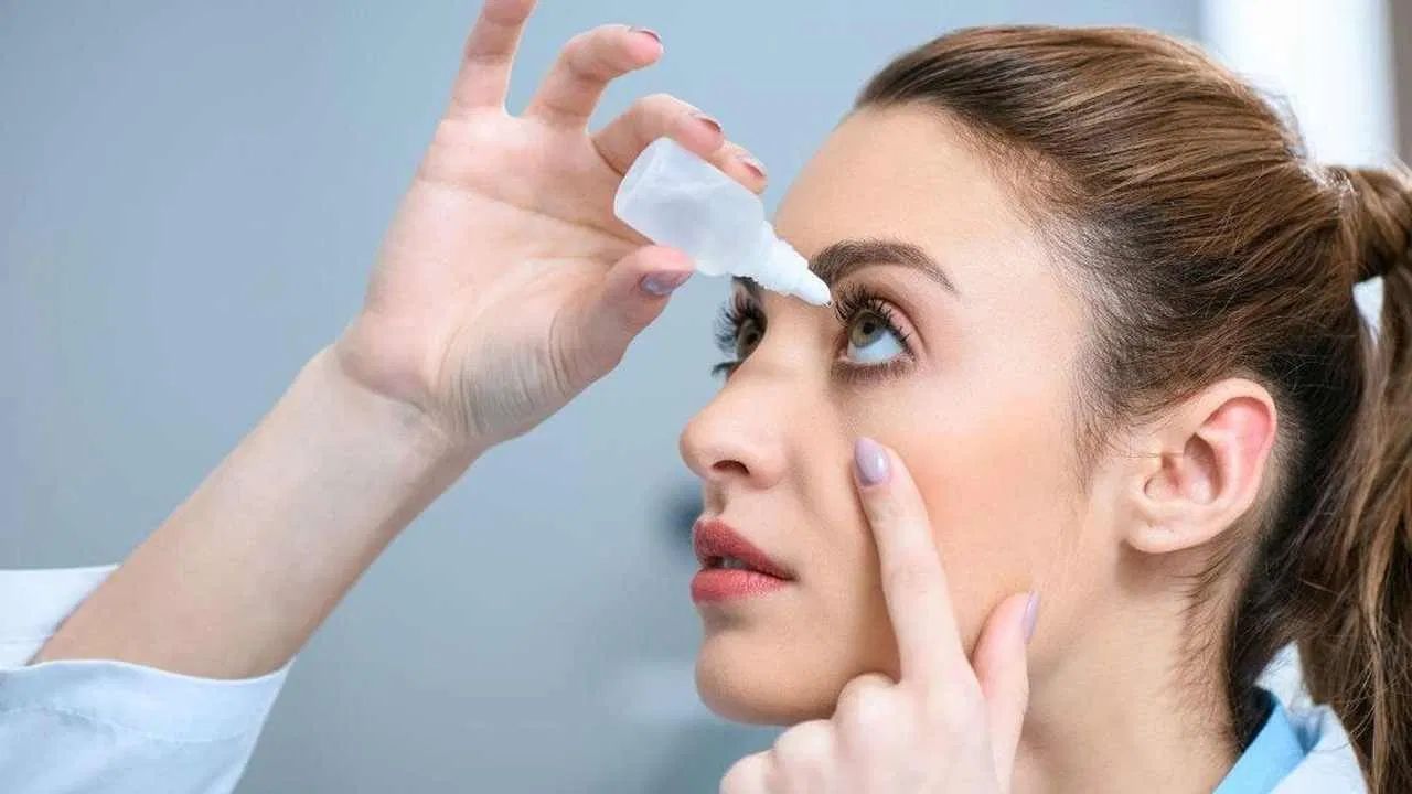 एक मिनट तक आँखें बंद रखें - डॉ. भानु ने बताया कि आँखों में ड्रॉप डालने के बाद कम से कम एक मिनट तक अपनी आँखें बंद रखें। इससे दवा का असर अच्छा होता है।