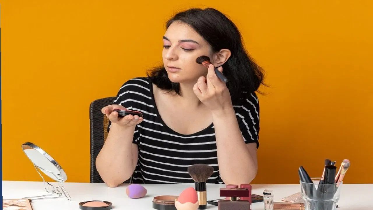 આંખના મેકઅપના ઘણા વીડિયો સોશિયલ મીડિયા પર વાયરલ થાય છે. કેટલીક સ્ત્રીઓ દરરોજ કાજલ, આઈલાઈનર અને આઈશેડોનો ઉપયોગ કરે છે. આનાથી તેઓ સુંદર દેખાય છે. જો કે, આ બનાવતી વખતે ઘણા બધા રસાયણો ઉમેરવામાં આવે છે, જે તેમની આંખોને પણ અસર કરી શકે છે.