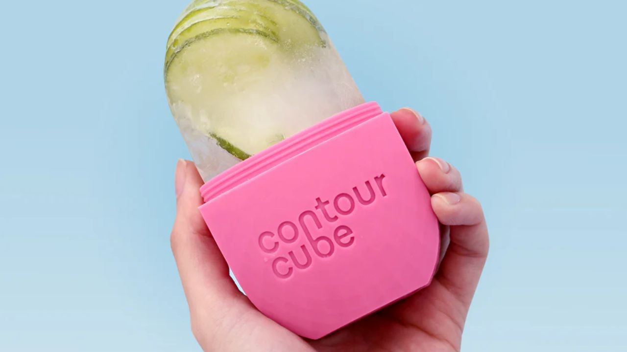 ગ્રીન ટી અને ચોખાનું પાણી: સ્કીન કેરમાં ચોખાના પાણીનો ઉપયોગ ખૂબ જ ટ્રેન્ડી છે અને તેનો ઉપયોગ ઘણા ઉત્પાદનોમાં થઈ રહ્યો છે. ગ્રીન ટી ત્વચા માટે પણ ફાયદાકારક છે. તમે ચહેરાના મસાજ માટે આ બે ઘટકોને ભેળવીને બરફના ટુકડા બનાવી શકો છો. આ વધારાનું તેલ ઘટાડવામાં પણ મદદરૂપ છે, જે તેને ખાસ કરીને ઓઈલી સ્કીન અને વાળ માટે ફાયદાકારક બનાવે છે.