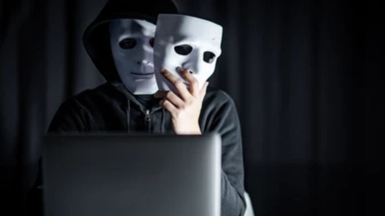 પુરાવા સાચવો: કોઈ પણ કાનૂની કાર્યવાહી પહેલાં તમારા માટે પુરાવા ખૂબ મહત્વના છે. તેથી ફેક એકાઉન્ટના સ્ક્રીનશોટ, URL લિંક, ખોટી પોસ્ટ કે મેસેજનો પુરાવો રાખવો જરૂરી છે.
