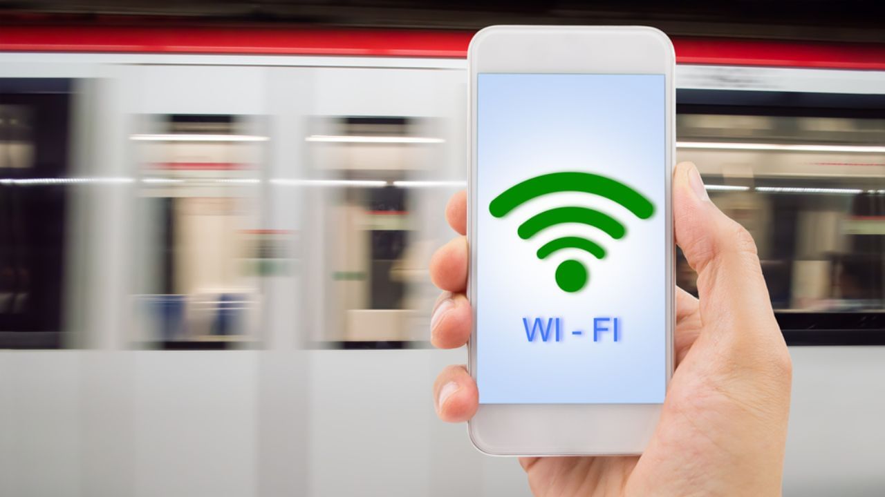 સરકારી સાયબર સુરક્ષા એજન્સીએ કહ્યું છે કે જાહેર સ્થળોએ મફત Wi-Fiનો ઉપયોગ કરતી વખતે ખૂબ કાળજી રાખો. તહેવારોની સિઝન દરમિયાન, જ્યારે લોકો મોલ, એરપોર્ટ, રેલ્વે સ્ટેશન અને કાફે જેવા સ્થળોએ વધુ સમય વિતાવે છે, ત્યારે સાયબર ગુનેગારો વધુ સક્રિય બને છે. એક નાની બેદરકારી પણ તમારી વ્યક્તિગત માહિતી અથવા બેંક વિગતોને જોખમમાં મૂકી શકે છે.