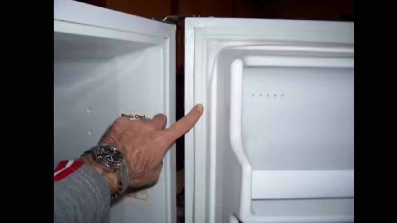 ગાસ્કેટનું કાર્ય શું છે?: જેમ આપણે ઉલ્લેખ કર્યો છે, રેફ્રિજરેટરના દરવાજા પરની રબર સીલને ગાસ્કેટ કહેવામાં આવે છે. તેનું કાર્ય ઠંડી હવાને બહાર નીકળતી અટકાવવાનું છે. જો રેફ્રિજરેટર ગાસ્કેટ ખરાબ હોય, તો રેફ્રિજરેટર યોગ્ય રીતે બંધ થઈ શકતું નથી અને સીલિંગ સિસ્ટમના કારણે ઠંડી હવા લીક થાય છે. આ તમારા કોમ્પ્રેસર પર પણ વધુ દબાણ લાવે છે. આમ કોમ્પ્રેસર ફ્રિજમાં કુલિંગ વધારવા સતત કાર્ય કરતુ રહે છે.