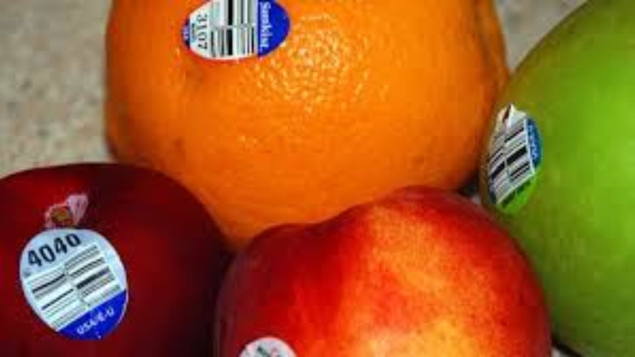 PLU કોડ સામાન્ય રીતે 4 કે 5 અંકનો હોય છે, અને પહેલો અંક નક્કી કરે છે કે ફળ કેવી રીતે ઉગાડવામાં આવ્યું હતું. આ કોડ વાંચીને, તમે નક્કી કરી શકો છો કે ફળ ઓર્ગેનિક છે કે નોન-ઓર્ગેનિક.