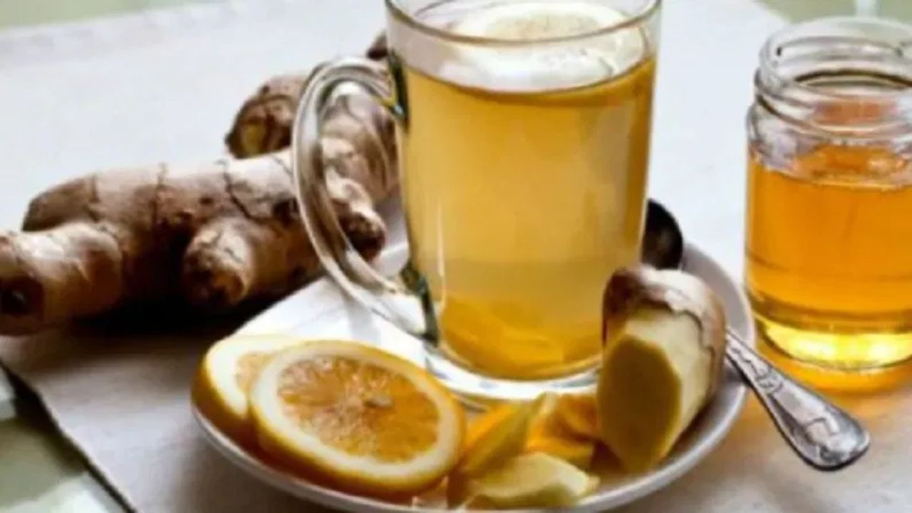 ભોજન પહેલાં (20-30 મિનિટ પહેલાં) - આદુનું પાણી પીવાથી પાચન સુધરે છે. તે પેટમાં પિત્ત અને એન્ઝાઇમ્સ વધારવા મદદ કરે છે, જેથી ખોરાક સારી રીતે હજમ થાય છે.