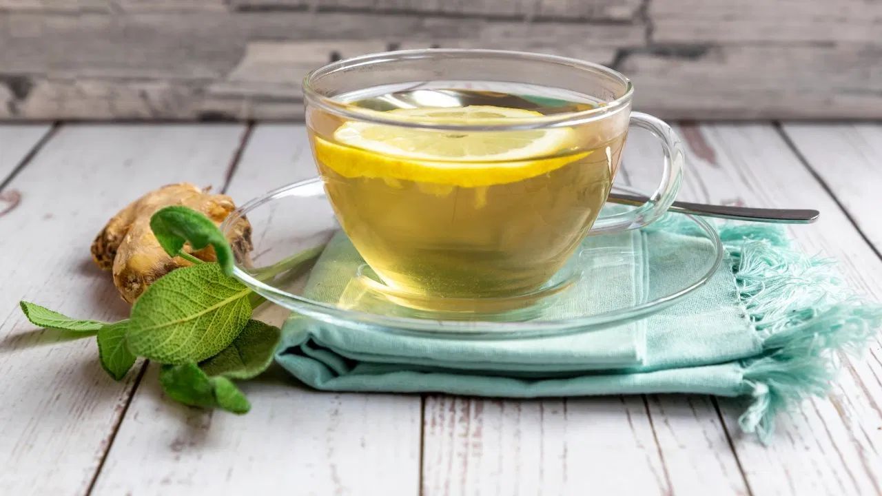 ભારે ભોજન પછી (30-60 મિનિટ પછી) જો તમે ભારે ખોરાક જમ્યા હોય, તો પછી આદુનું પાણી પીવાથી અપચો દૂર થાય છે. એક શોધ પ્રમાણે, આદુ પેટ ખાલી થવાની પ્રક્રિયા ઝડપી કરે છે અને પેટ હલકું રહે છે.