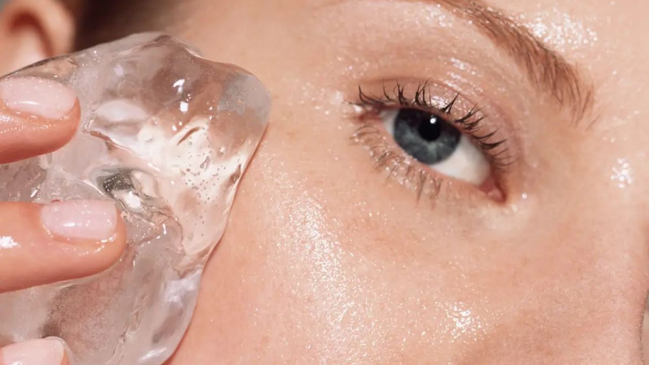 લીમડાના રસના બરફના ટુકડા: એન્ટીબેક્ટેરિયલ ગુણધર્મોથી ભરપૂર, લીમડા ત્વચાના ફોલ્લા, ખીલ અને ચેપ ઘટાડવામાં અસરકારક છે. તેથી લીમડાના પાનને ઉકાળીને, તેને ગાળીને અને પાણીમાંથી બરફના ટુકડા બનાવીને ચહેરાના મસાજ માટે ફાયદાકારક છે. તમે ટી ટ્રી ઓઈલ પણ ઉમેરી શકો છો. લીમડાના પાન અને છાલમાંથી બનાવેલો ફેસ પેક પણ ત્વચા માટે ફાયદાકારક છે.