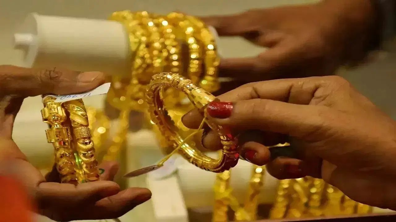 Gold prices surge by ₹ 2,600 after two days of decline, know the price of a tola gold (1)