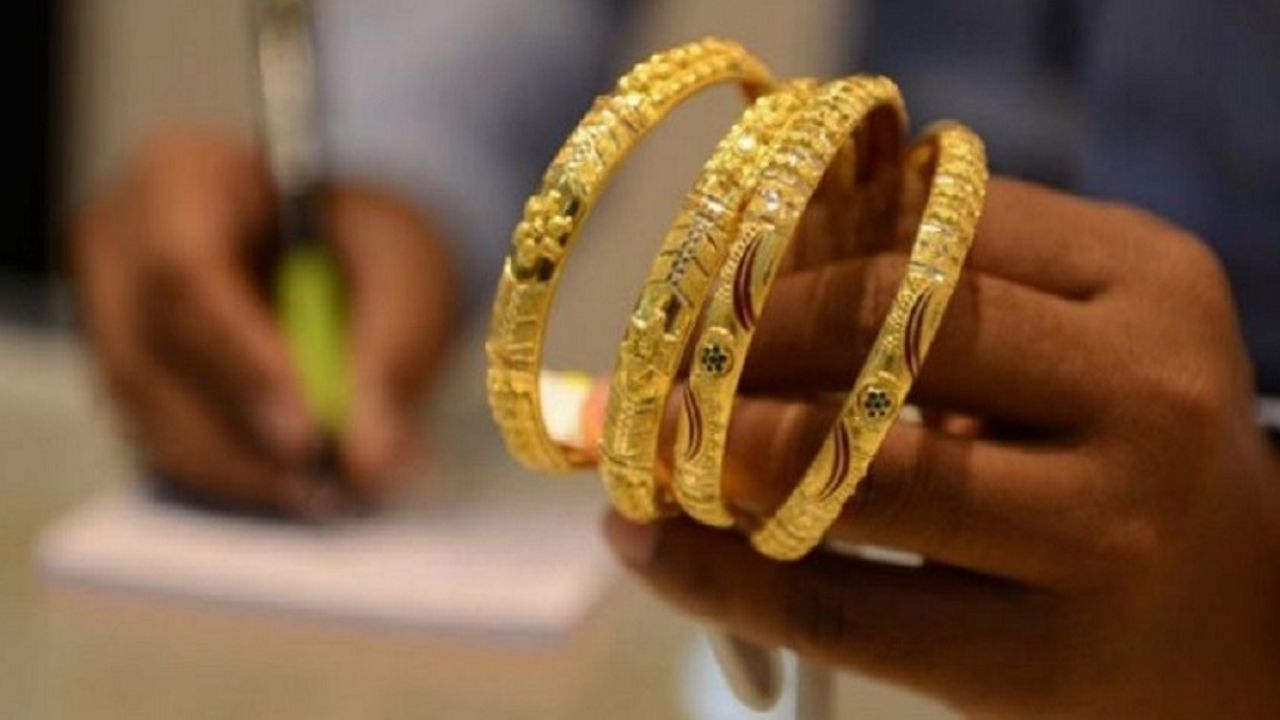 फिलहाल मुंबई, चेन्नई और कोलकाता में 22 कैरेट सोने की कीमत 1,15,140 रुपये प्रति 10 ग्राम है, जबकि 24 कैरेट सोने की कीमत 1,25,610 रुपये है।