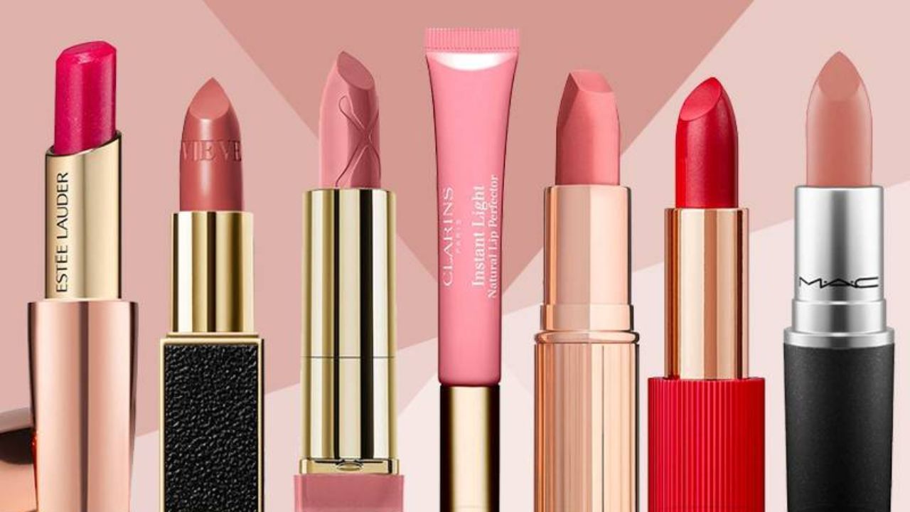 हालाँकि अक्सर इस बात पर चर्चा होती है कि लिपस्टिक में इस्तेमाल होने वाले केमिकल शरीर के लिए हानिकारक होते हैं। लिपस्टिक लगाने के बाद अक्सर ये पेट में चले जाते हैं। आइए देखें कि एक महिला अपने जीवन में कितनी लिपस्टिक इस्तेमाल करती है!
