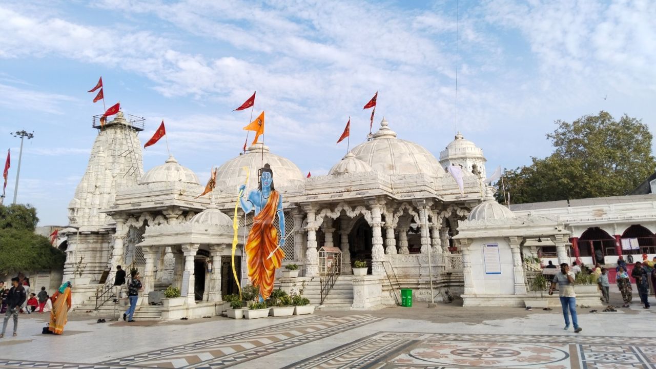 જાણતાં-જાણતાં કે અજાણતાં, આપણે એવી ભૂલો કરી બેસી જઈએ છીએ, જેનાથી પરિણામ સકારાત્મક ન રહે. શિવપુરાણ સહિત અનેક હિન્દુ ધાર્મિક ગ્રંથોમાં મંદિરની પૂજા માટે કેટલીક ખાસ શિસ્તો અને નિયમોનું વર્ણન છે. ધાર્મિક માન્યતા અનુસાર, મંદિરના પ્રવેશ પછી વ્યક્તિએ સાવધાની અને શિસ્ત સાથે વર્તવું જોઈએ. આથી મનમાં શાંતિ અનુભવાય છે અને પૂજા યોગ્ય રીતે થાય છે. 