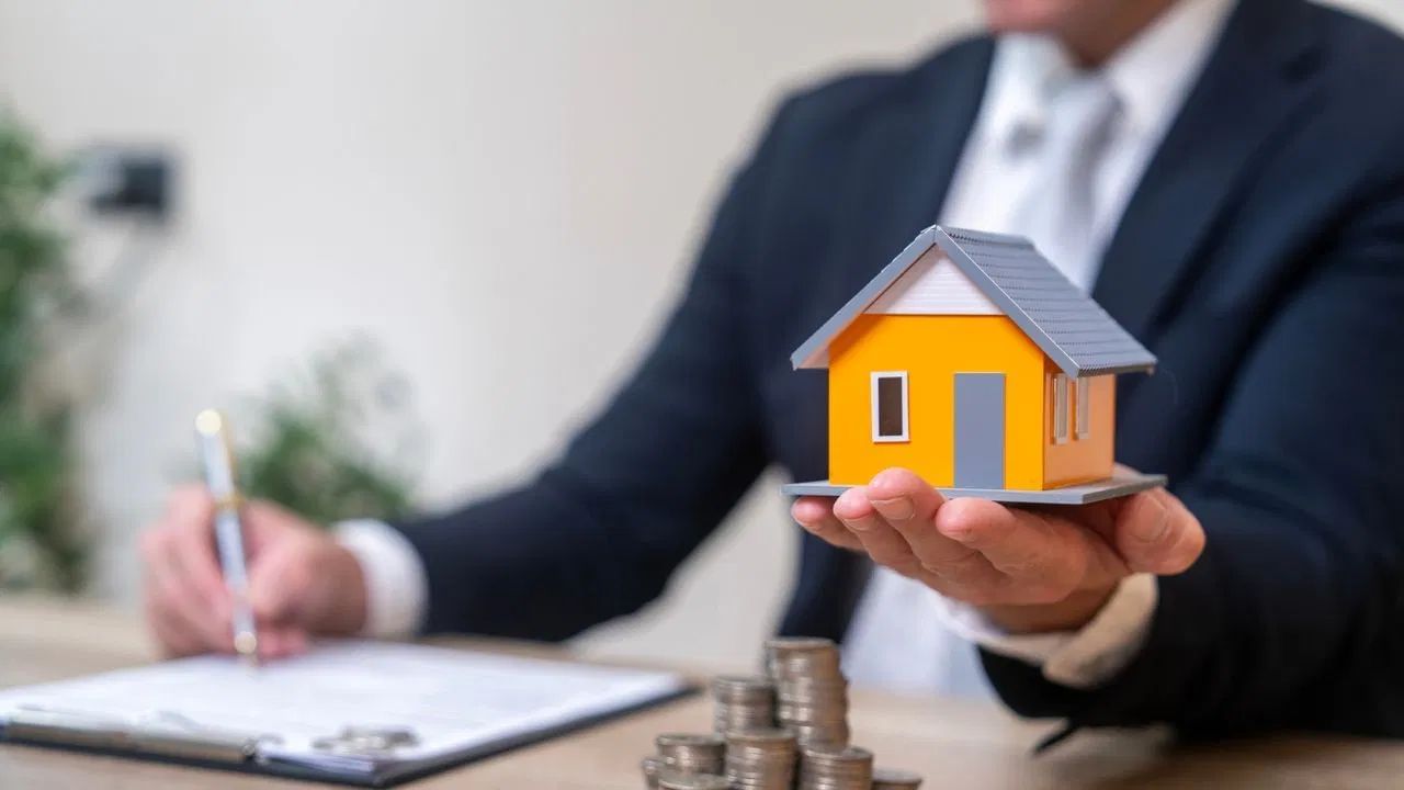 એન્કમ્બ્રન્સ સર્ટિફિકેટ તપાસો - આ પ્રમાણપત્ર સૂચવે છે કે મિલકત પર કોઈ બાકી લોન અથવા કાનૂની રકમ બાકી છે કે નહીં. આ પ્રમાણપત્ર સબ-રજિસ્ટ્રારની ઑફિસમાંથી મેળવવામાં આવે છે અને સામાન્ય રીતે છેલ્લા 15 થી 30 વર્ષનો સમય આવરી લે છે. જો મિલકત પર કોઈ બાકી બેંક લોન હોય, તો તે પ્રમાણપત્રમાં પ્રતિબિંબિત થશે, જેથી તમે ખાતરી કરી શકો કે વેચનાર તમારા પર કોઈ જવાબદારી ન નાખે.