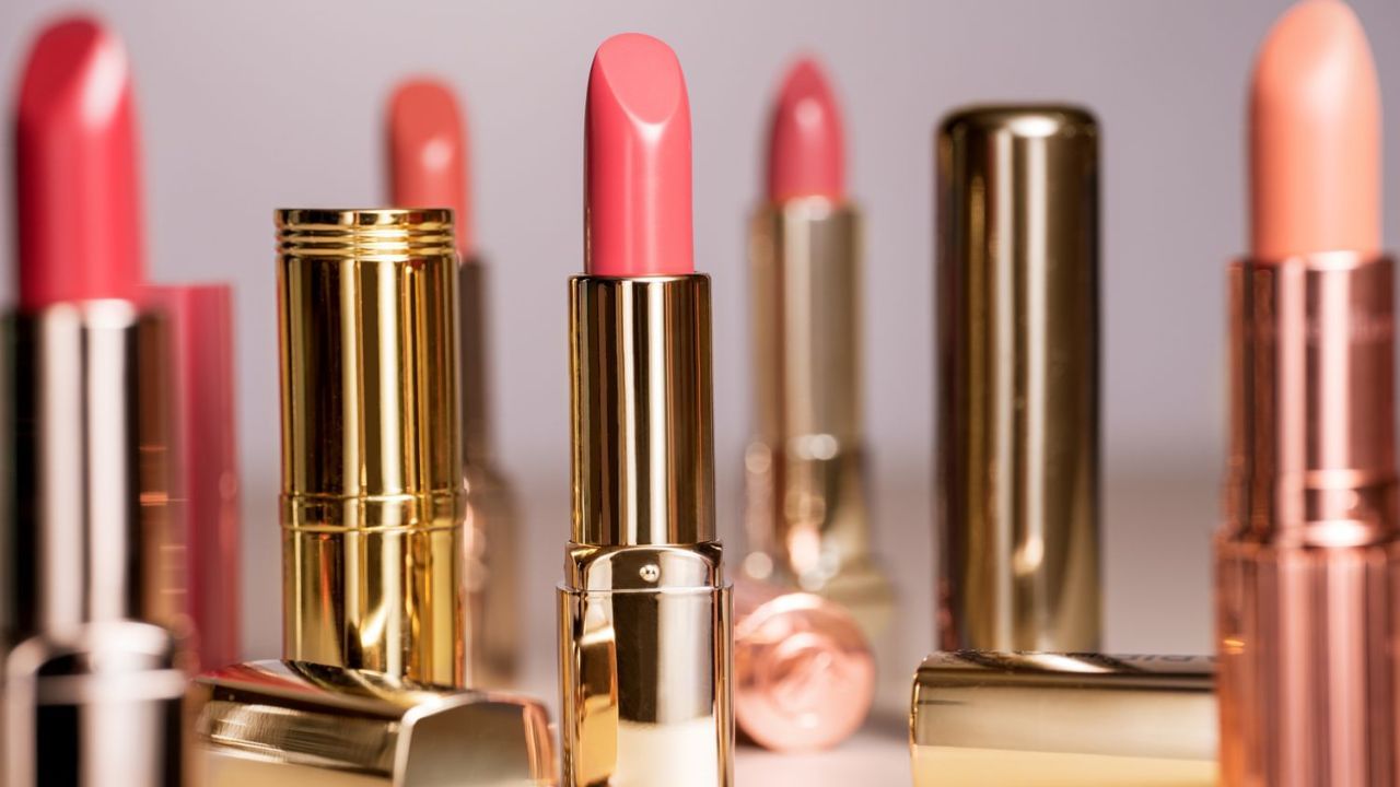 ऑफिस जाने वाली, परफेक्ट लुक पाने की कोशिश करने वाली या किसी पार्टी में स्टाइलिश कपड़े पहनने वाली महिलाएं लिपस्टिक लगाती हैं। लिपस्टिक भले ही व्यक्तित्व को निखारती हो, लेकिन कई अध्ययनों में पाया गया है कि यह स्वास्थ्य के लिए बेहद हानिकारक हो सकती है। अब, शोधकर्ताओं ने पता लगाया है कि महिलाएं अपने जीवनकाल में कितने किलोग्राम लिपस्टिक इस्तेमाल करती हैं।
