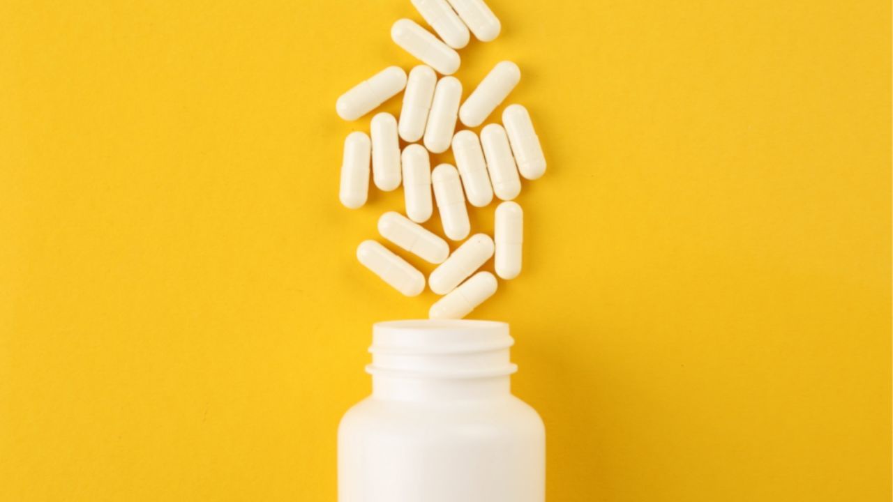 વિટામિન ઓવરડોઝ લીધું છે કે નહીં તે કેવી રીતે જાણવું: દિલ્હીની રાજીવ ગાંધી હોસ્પિટલના એસોસિયેટ પ્રોફેસર ડૉ. અજિત જૈન સમજાવે છે કે કોઈપણ વિટામિનનો ઓવરડોઝ શરીરને વિવિધ રીતે નુકસાન પહોંચાડી શકે છે. ઉદાહરણ તરીકે વિટામિન Aનું વધુ પડતું સેવન લીવરને નુકસાન પહોંચાડી શકે છે અને હાડકાં નબળા પડી શકે છે. વિટામિન Dનું વધુ પડતું સેવન કેલ્શિયમ સંચય તરફ દોરી શકે છે. જેનાથી કિડનીમાં પથરી થવાનું જોખમ વધી શકે છે. વિટામિન B6નું ઓવરડોઝ ચેતાને નુકસાન અને ઝણઝણાટનું કારણ બની શકે છે.
