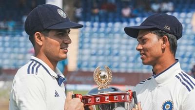 હાલમાં ઓસ્ટ્રેલિયાના પ્રવાસે રહેલ ભારતીય ક્રિકેટ ટીમ, દક્ષિણ આફ્રિકા સામે બે મેચની ટેસ્ટ શ્રેણી રમશે. પહેલી મેચ, આગામી 14 નવેમ્બરના રોજ ઈડન ગાર્ડન્સ ખાતે રમાશે, અને આ મેચ માટે ટિકિટનું વેચાણ દિવાળીથી શરૂ થઈ ગયુ છે. આશ્ચર્યજનક રીતે, આ મેચ માટે ટિકિટની શરૂઆતની કિંમત ફક્ત 60 રૂપિયા રાખવામાં આવી છે. ક્રિકેટ એસોસિએશન ઓફ બંગાળે, ચાહકો સાથે આ સારા સમાચાર શેર કર્યા.