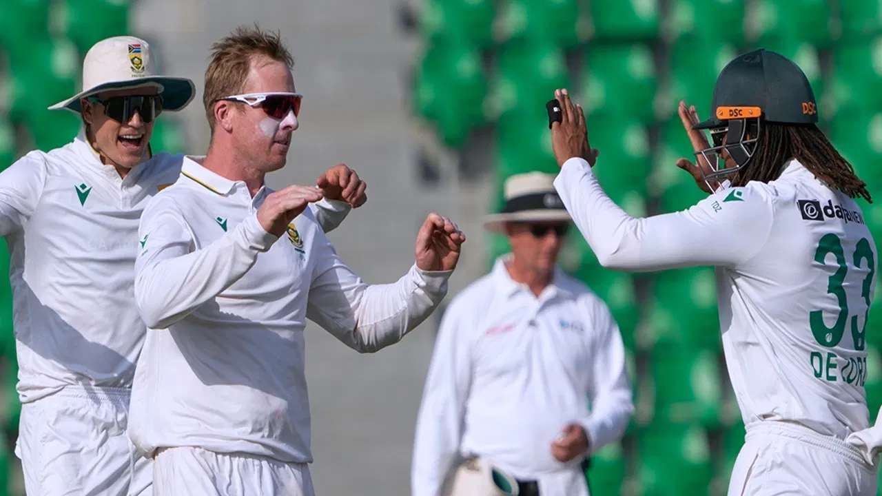 ક્રિકેટ એસોસિએશન ઓફ બંગાળે જાહેરાત કરી કે, ચાહકો ડિસ્ટ્રિક્ટ બાય ઝોમેટો એપ દ્વારા ટિકિટ બુક કરાવી શકે છે, જેની કિંમત રૂપિયા 60 પ્રતિ દિવસ (બધા પાંચ દિવસ માટે રૂપિયા 300) થી લઈને રૂપિયા 250 પ્રતિ દિવસ (સમગ્ર મેચ માટે રૂપિયા 1,250) સુધીની છે.