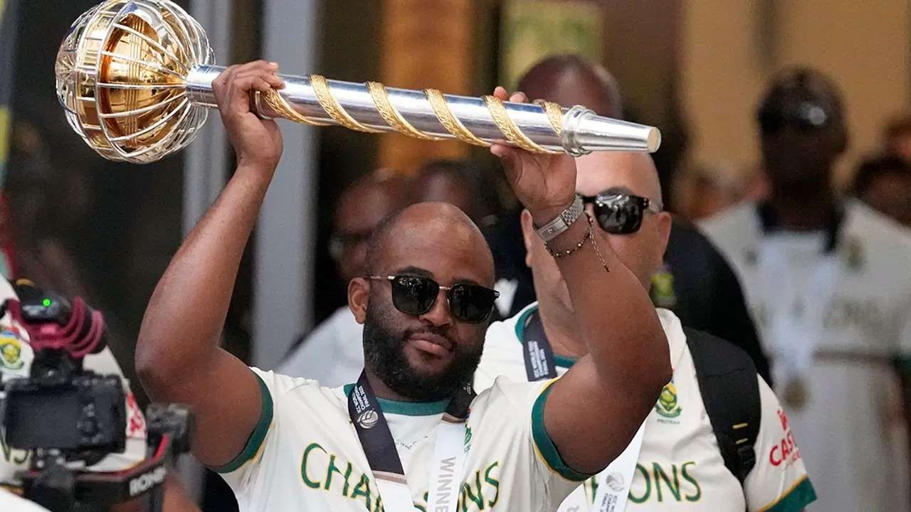 દક્ષિણ આફ્રિકાએ છેલ્લી વર્લ્ડ ટેસ્ટ ચેમ્પિયનશિપ જીતી હતી, જેમાં તેણે ફાઇનલમાં ઓસ્ટ્રેલિયાને હરાવ્યું હતું. આ શ્રેણી ટીમ ઇન્ડિયા માટે મુશ્કેલ રહેશે, ખાસ કરીને કારણ કે તેઓ ઘરેલુ મેદાન પર ન્યુઝીલેન્ડ સામે ટેસ્ટ શ્રેણી ૦-3થી હારી ગયા હતા.