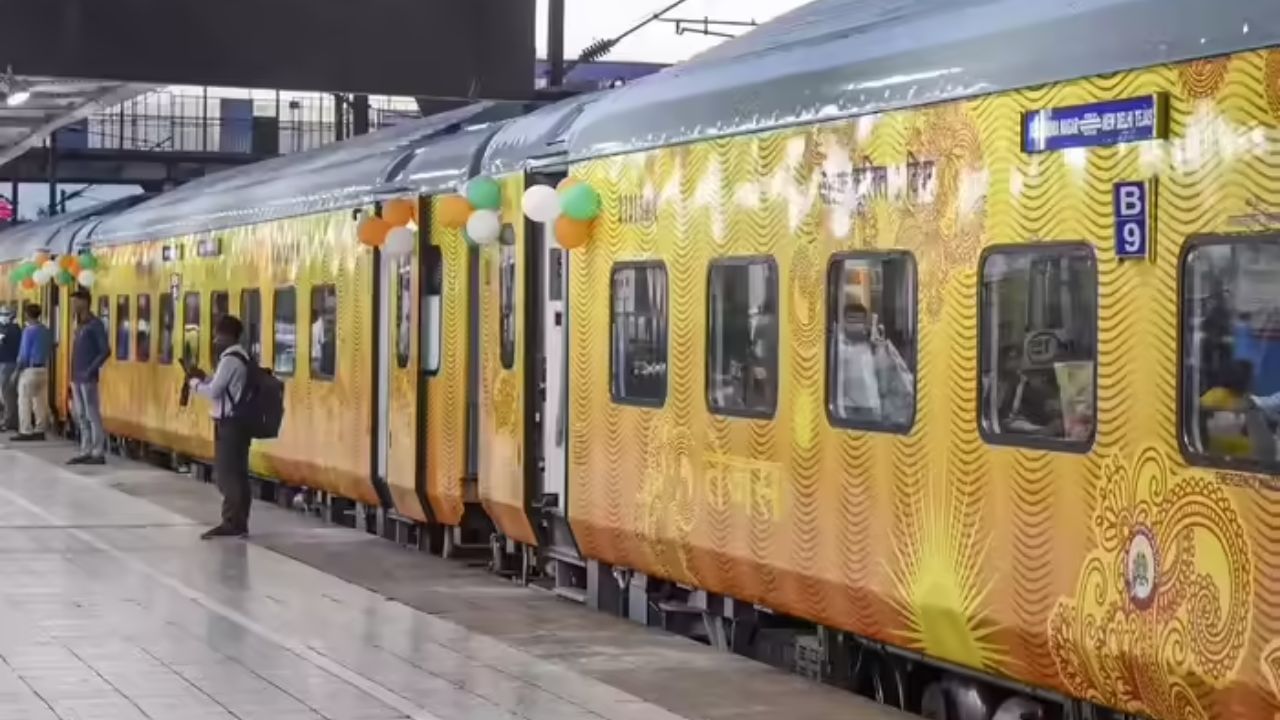 જ્યારથી રાજધાની એક્સપ્રેસ VIP ટ્રેન તરીકે કાર્યરત થઈ છે, ત્યારથી ઓનબોર્ડ કેટરિંગ સેવા, ઓનબોર્ડ કેટરિંગ ઉપલબ્ધ હતી. આ વ્યવસ્થા દાયકાઓ સુધી સારી રીતે કામ કરતી હતી. ઘણા મુસાફરો ફક્ત તેના સ્વાદિષ્ટ ભોજનનો આનંદ માણવા માટે રાજધાની એક્સપ્રેસમાં મુસાફરી કરતા હતા. જોકે, 2010 પછી, રાજધાની-શતાબ્દી એક્સપ્રેસમાં પીરસવામાં આવતા ખોરાકની ગુણવત્તામાં નોંધપાત્ર ઘટાડો થયો, જેના કારણે વ્યાપક રોષ ફેલાયો. તત્કાલીન રેલવે મંત્રીએ પોતે આ બાબતમાં રસ લીધો.