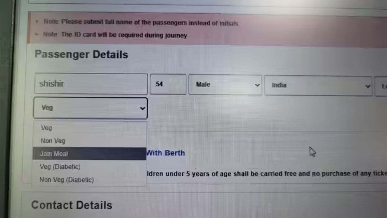 આ બાબતે પ્રશ્ન એ ઊભો થાય છે. શું નો-ફૂડ વિકલ્પ બંધ કરવામાં આવ્યો છે? જવાબ ના છે. હકીકતમાં, IRCTC એ ચાલાકીપૂર્વક તેને તેના પાછલા સ્થાન પરથી દૂર કર્યું. પહેલાં, તે નામ, ઉંમર, લિંગ અને સીટ પસંદગી પછી દેખાતું હતું. તમે શાકાહારી, માંસાહારી, અથવા કોઈ ખોરાક નહીં પસંદ કરી શકતા હતા. હવે, તેનું સ્થાન શાકાહારી, માંસાહારી, જૈન ભોજન, શાકાહારી ડાયાબિટીસ અને માંસાહારી ડાયાબિટીસ વિકલ્પો દ્વારા લેવામાં આવ્યું છે. નો-ફૂડ વિકલ્પ હવે નીચે સ્થિત છે જ્યાં તમે અપગ્રેડ અને મુસાફરી વીમો પસંદ કરો છો.