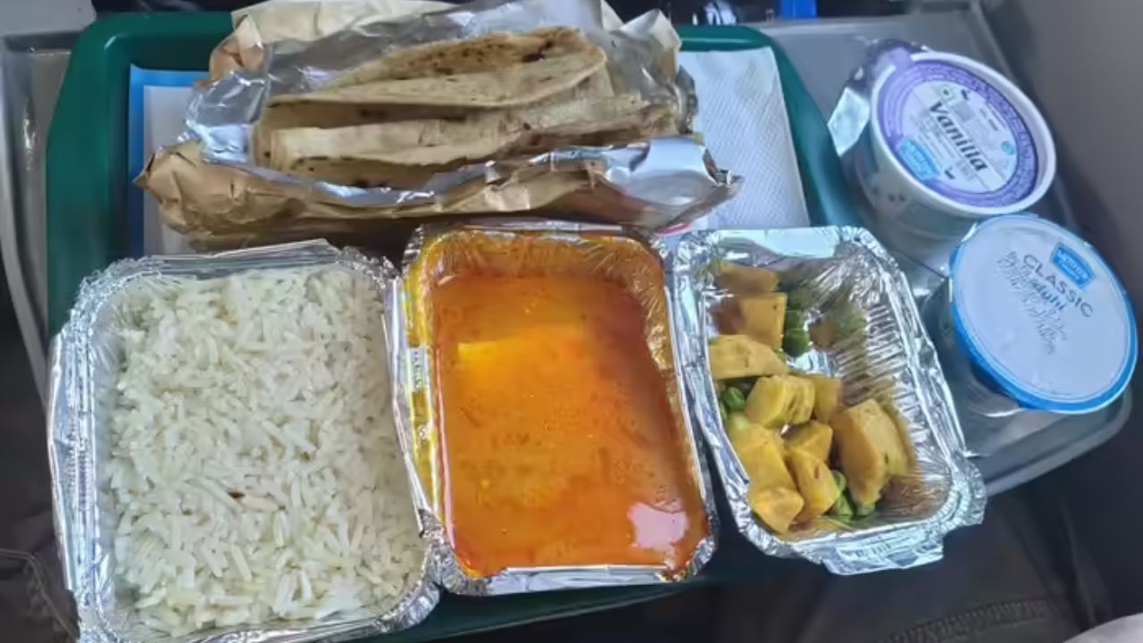 વારંવાર ટ્રેન પ્રવાસ કરતા લોકો કહે છે કે જ્યારે લોકોને નો-ફૂડ વિકલ્પ દેખાતો નથી, ત્યારે તેઓ ધારે છે કે તે બંધ થઈ ગયો છે. અજાણતાં, તેઓ શાકાહારી, માંસાહારી અથવા જૈન ભોજન વચ્ચે પસંદગી કરે છે. તેઓ બહુ ઓછા જાણે છે કે "નો-ફૂડ" વિકલ્પને સ્થાનાંતરિત કરવામાં આવ્યો છે. આ સ્થાનાંતરણને કારણે ઘણા મુસાફરો ગેરમાર્ગે દોરાયા છે અને તેમને હલકી ગુણવત્તાવાળા રેલવે ખોરાક ખાવાની ફરજ પડી છે.