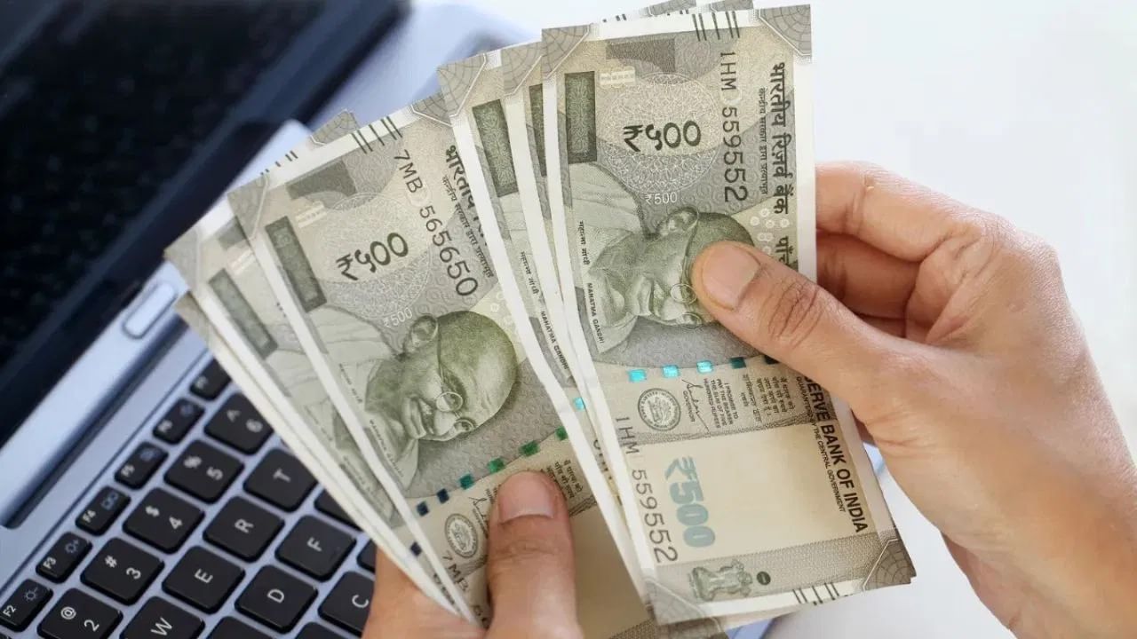 PPF માં રોકાણ કરવાથી 'E-E-E' કર લાભ મળે છે: રોકાણ કરમુક્ત છે (80C મુક્તિ), વ્યાજ કરમુક્ત છે, અને પાકતી મુદતની રકમ પણ કરમુક્ત છે. આનો અર્થ એ છે કે સરકારને એક પણ પૈસો કર ચૂકવ્યા વિના, સમગ્ર ₹1.33 કરોડ તમારા હશે.