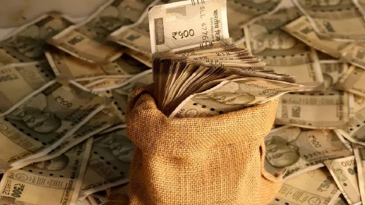 PPF ખાતું 15 વર્ષમાં પરિપક્વ થાય છે, પરંતુ તેને 5 વર્ષના બ્લોકમાં લંબાવી શકાય છે. પરિપક્વતાના એક વર્ષની અંદર ફક્ત ફોર્મ H સબમિટ કરો. આ તમારા ખાતાને સક્રિય રાખશે અને વ્યાજ મેળવતા રહેશે. આ વિસ્તરણ તમારા ભંડોળને ઝડપથી કરોડોમાં વધારી શકે છે.