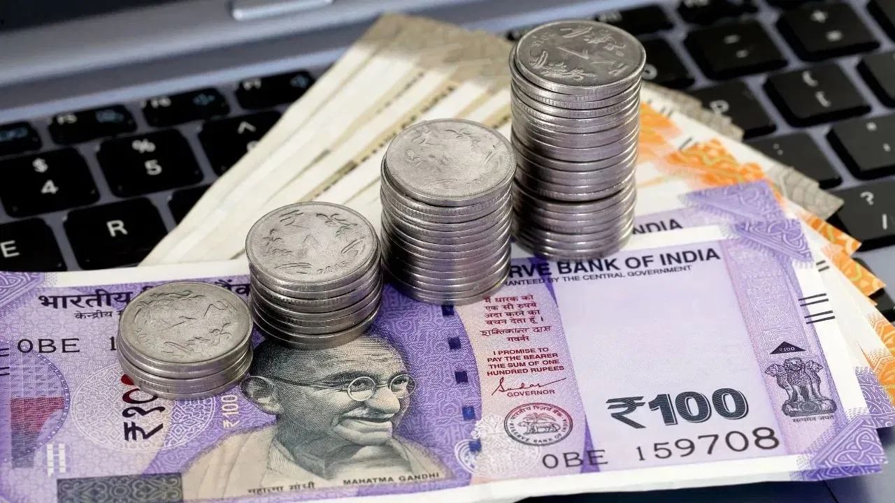 PPF એક સંપૂર્ણપણે સરકાર-ગેરંટીકૃત યોજના છે. તે શેરબજારમાં વધઘટ અથવા નાણાં ગુમાવવાના જોખમના સંપર્કમાં નથી. દર વર્ષે વ્યાજ વધે છે, જે તમારા પૈસાને સતત વધવા દે છે. પરિણીત યુગલો માટે તેમના ભવિષ્ય માટે સુરક્ષિત, કરમુક્ત ભંડોળ બનાવવાનો આ સૌથી વિશ્વસનીય માર્ગ છે.