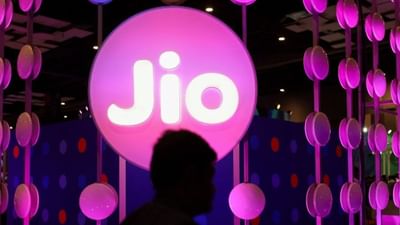 Jio હાલમાં તેની નવમી વર્ષગાંઠની ઉજવણી કરી રહ્યું છે, જે તેના વપરાશકર્તાઓને અનેક આકર્ષક ઑફર્સ આપી રહ્યું છે. આ પહેલના ભાગ રૂપે, કંપની માત્ર પ્રીપેડ માટે જ નહીં પરંતુ પોસ્ટપેઇડ યુઝર્સ માટે પણ ઉત્તમ યોજનાઓ ઓફર કરી રહી છે. કંપની એક શાનદાર ફેમિલી પ્લાન પણ ઓફર કરી રહી છે જે તમને એક જ રિચાર્જ પર એકસાથે ચાર સિમનો ઉપયોગ કરવાની મંજૂરી આપે છે, અને આ યોજનાનો દર મહિને માત્ર ₹449 છે.