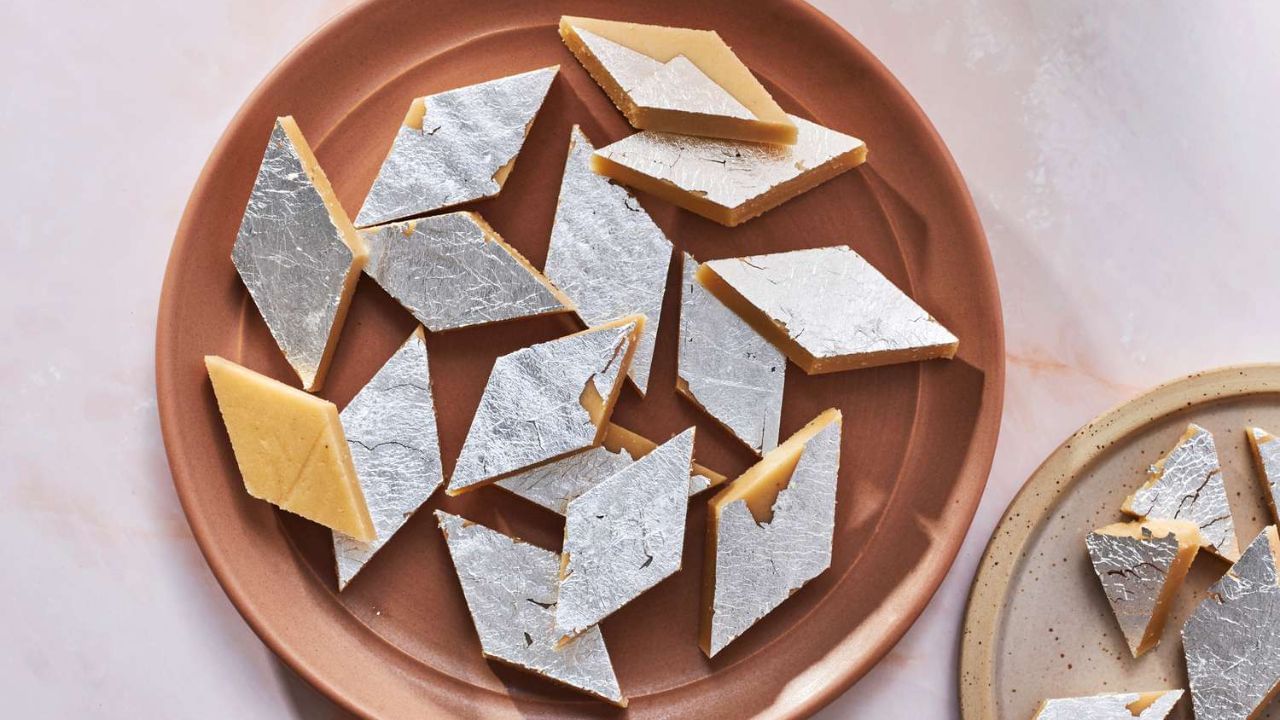 ફક્ત ચાર સરળ વસ્તુઓથી બનેલી, આ મીઠાઈ સ્વાદિષ્ટ અને ઝડપથી બનાવવામાં આવે છે. ગોળનો માટીનો સ્વાદ અને કાજુની ક્રીમી મીઠાશ ભેગા થઈને એક અદ્ભુત મીઠાઈ બનાવે છે. તે માત્ર સ્વાદિષ્ટ જ નહીં પણ સ્વસ્થ અને તહેવાર માટે યોગ્ય પણ છે. આ મીઠાઈ ખાસ કરીને એવા લોકો માટે ઉત્તમ છે જેઓ રસોડામાં વધુ સમય વિતાવવા માંગતા નથી.