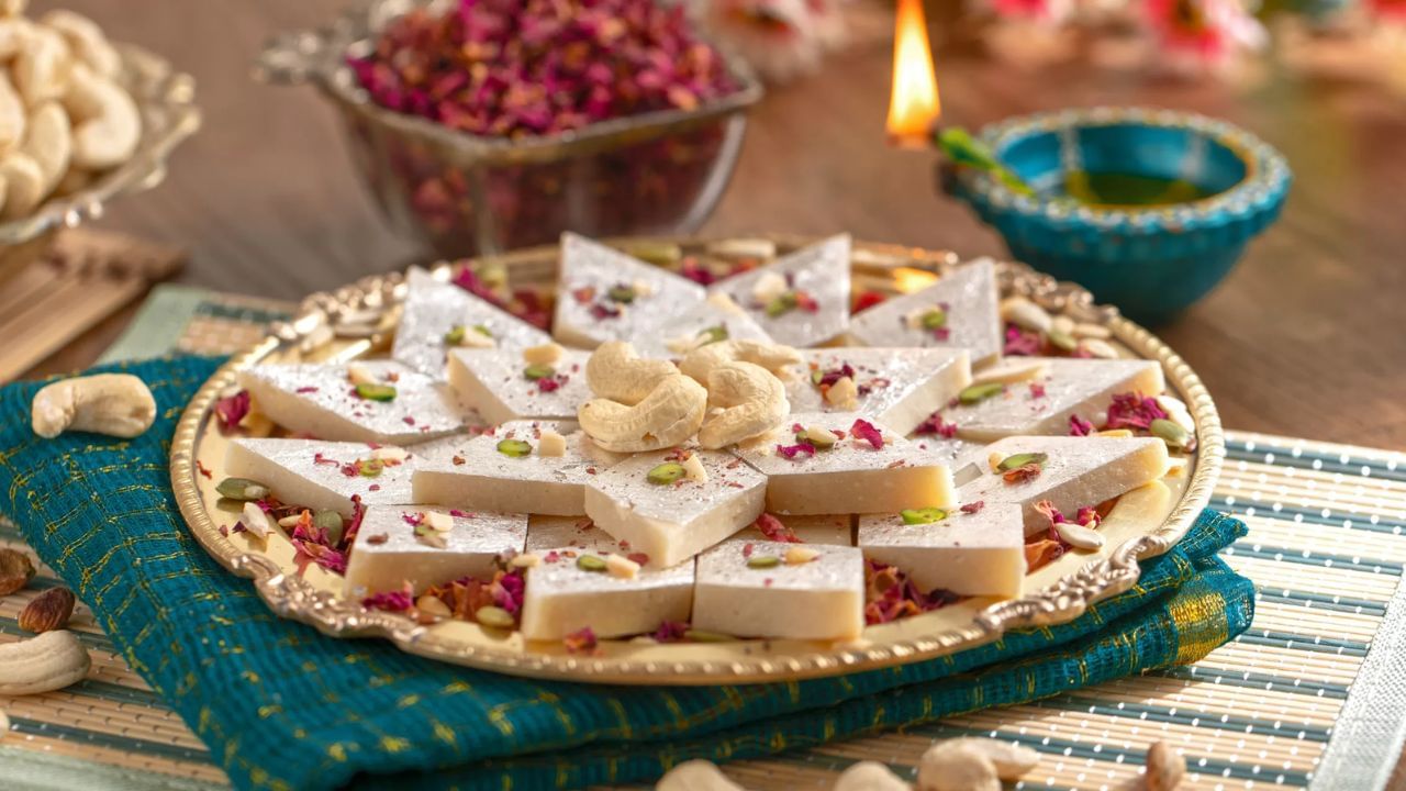 સૌપ્રથમ, કાજુને મિક્સરમાં પીસીને ઝીણો પાઉડર બનાવી લો. કાજુને પીસવામાં કોઈપણ ભૂલ તમારી કાજુ કતરી ખરાબ થઈ શકે છે. 