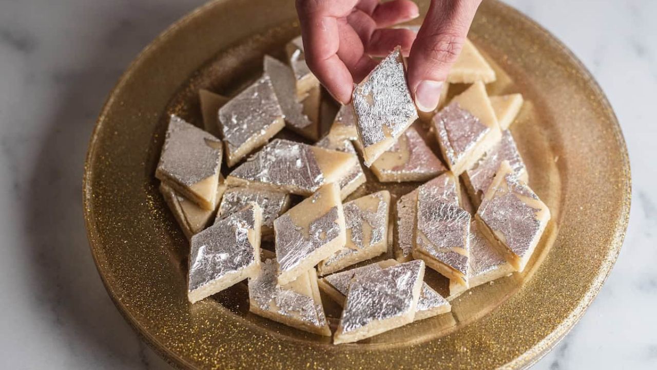 કાજુ કતરી બનાવવા માટે પાતળી ચાસણી બનાવવા માટે ગોળને પાણીમાં અથવા થોડા દૂધમાં ઓગાળી લો. ધ્યાન રાખો કે તે ખૂબ પાતળી ન બને, અને કતરીમાં ભીનાશ ન આવે.