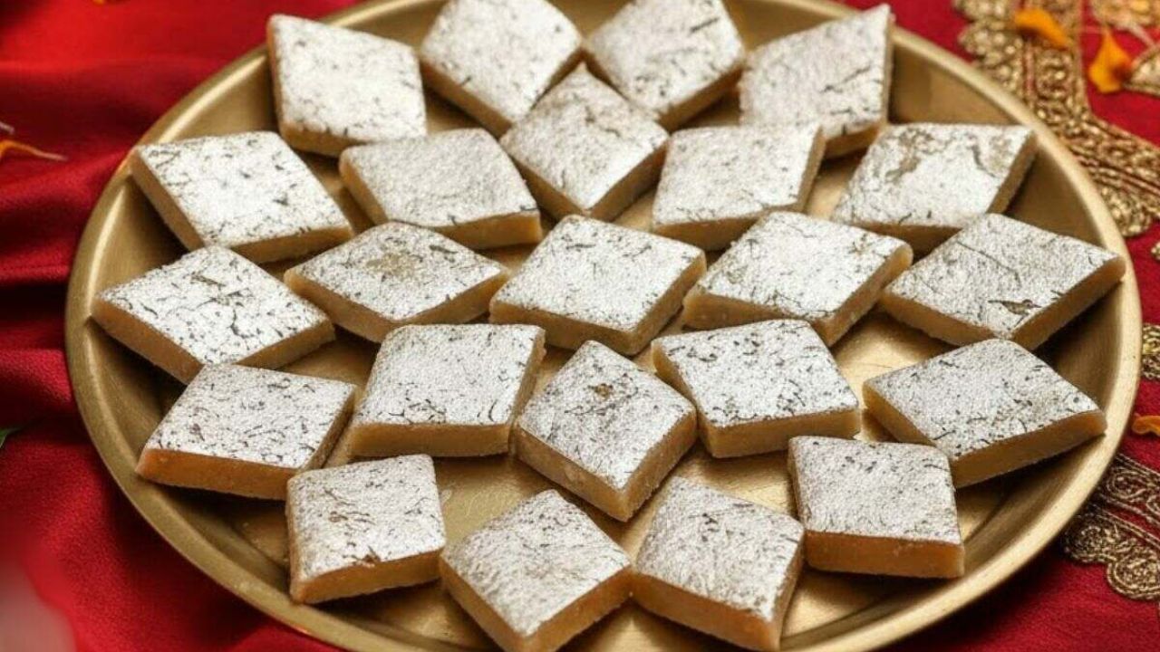 ધીમા તાપે એક પેનમાં ઘી ગરમ કરો. પીસેલા કાજુ ઉમેરો અને તેને થોડું રંધાવા દો. આ પછી, ગોળની ચાસણી ઉમેરો અને બધું બરાબર મિક્સ કરો. જો જરૂરી હોય તો, થોડું દૂધ ઉમેરી મિશ્રણને બરાબર મિક્સ કરો.