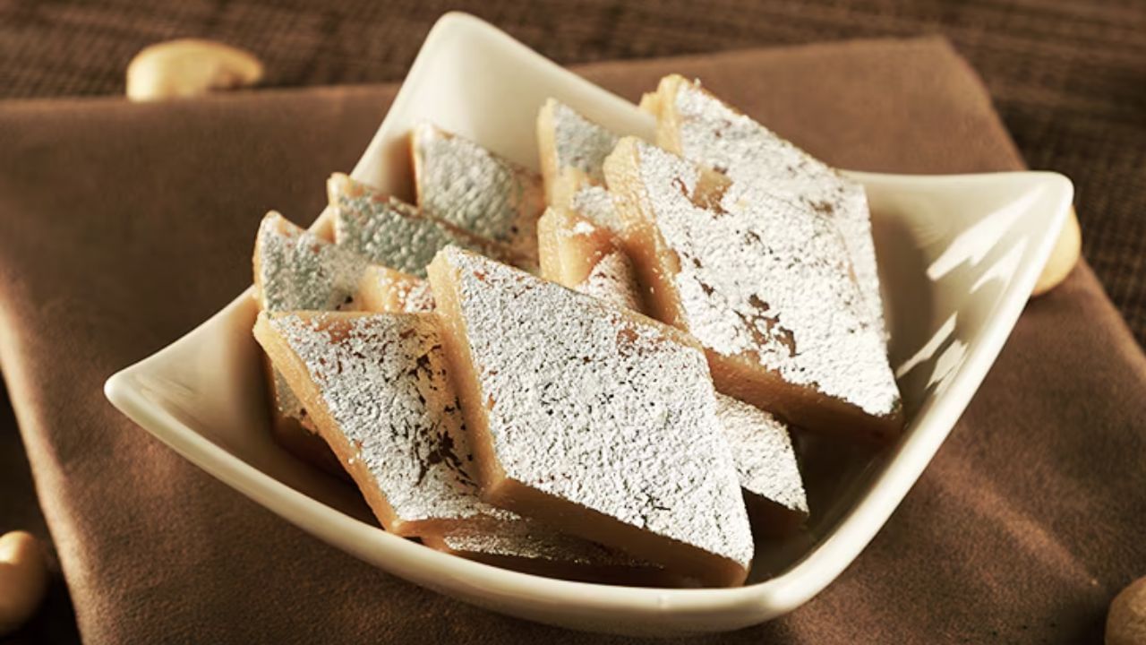 જ્યારે મિશ્રણ ઘટ્ટ થઈ જાય, ત્યારે તેને પ્લેટ અથવા ટ્રે પર ફેલાવો. ત્યારબાદ તેને કાજુ કતરીના આકારમાં કાપી તેના પર ચાંદી વર્ક લગાવી સર્વ કરી શકો છો. 