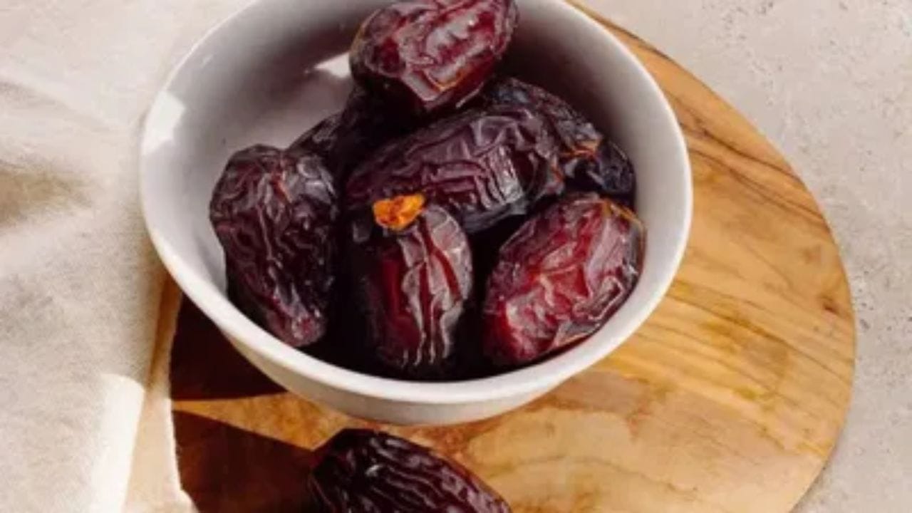 ખજૂર - ખજૂર આયર્ન, ફાઇબર અને કુદરતી શર્કરાથી ભરપૂર હોય છે. તે વાળના મૂળને ઊર્જા પૂરી પાડે છે અને વાળ પાતળા થતા અટકાવે છે. તેમાં રહેલા એમિનો એસિડ વાળના વિકાસ અને બંધારણને ટેકો આપે છે.