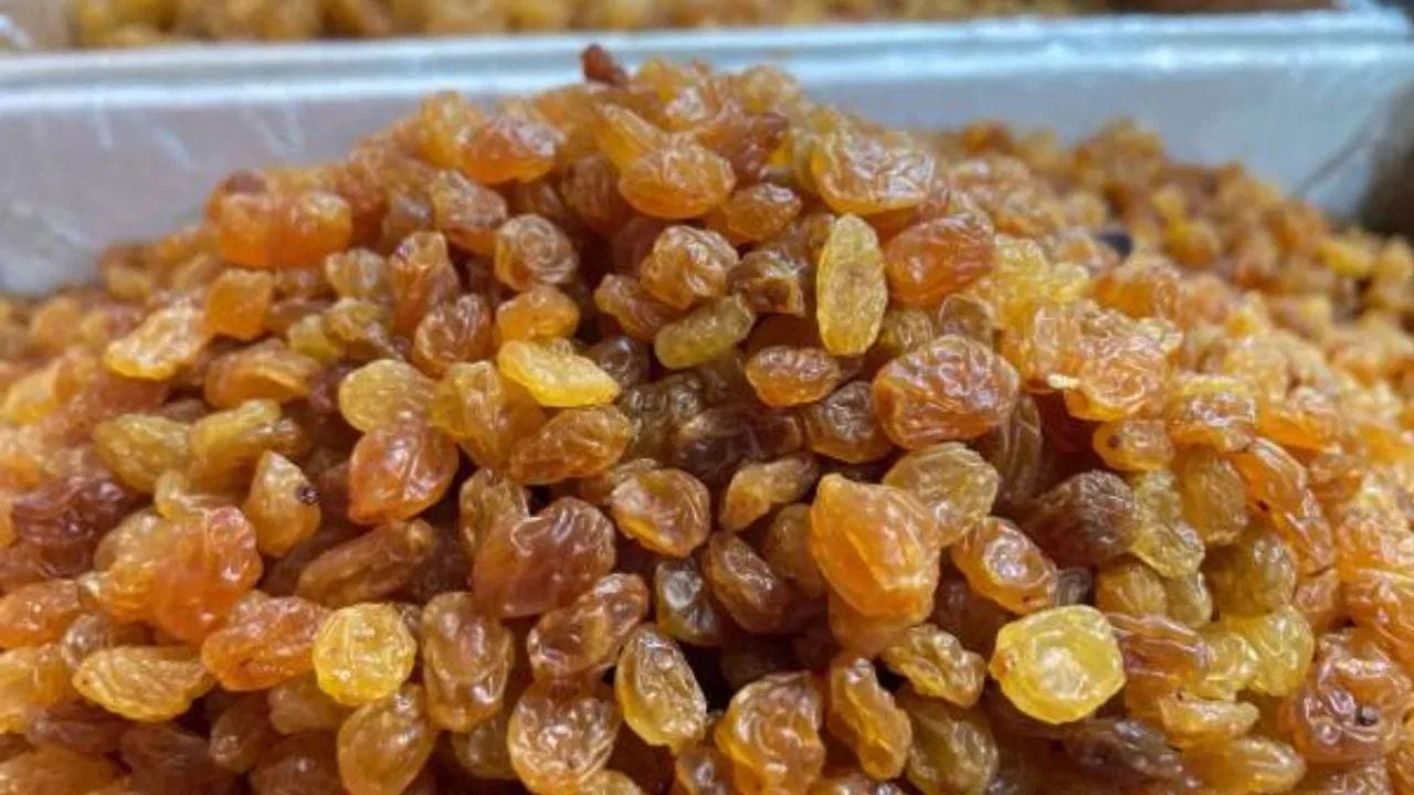 કિસમિસ - કિસમિસ નાના હોઈ શકે છે પરંતુ તે વાળ માટે ખૂબ ફાયદાકારક છે. તે આયર્ન અને એન્ટીઑકિસડન્ટથી ભરપૂર હોય છે, જે તણાવ અને પ્રદૂષણને કારણે થતા નુકસાનથી વાળનું રક્ષણ કરે છે. જો રાતોરાત પલાળીને સવારે ખાવામાં આવે તો તેની વધુ અસર થાય છે.