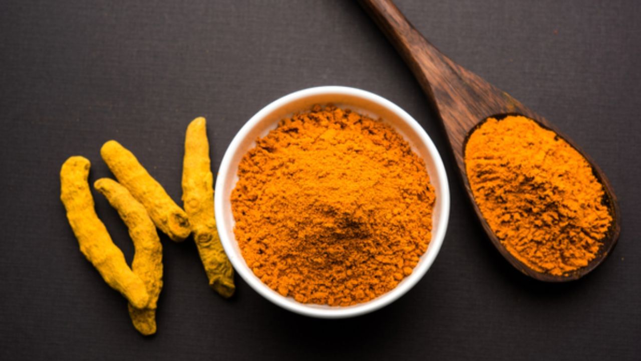 હળદર: હળદર તેના ઔષધીય ગુણધર્મો માટે જાણીતી છે. બળતરા વિરોધી અને એન્ટીબેક્ટેરિયલ ગુણધર્મોથી ભરપૂર હળદરની પેસ્ટ ઘૂંટણના દુખાવા પર લગાવી શકાય છે. આ પેસ્ટ બનાવવા માટે, એક ચમચી હળદર પૂરતા પાણીમાં ભેળવીને ઘૂંટણ પર લગાવો. આ પેસ્ટ દિવસમાં બે વાર લગાવી શકાય છે.