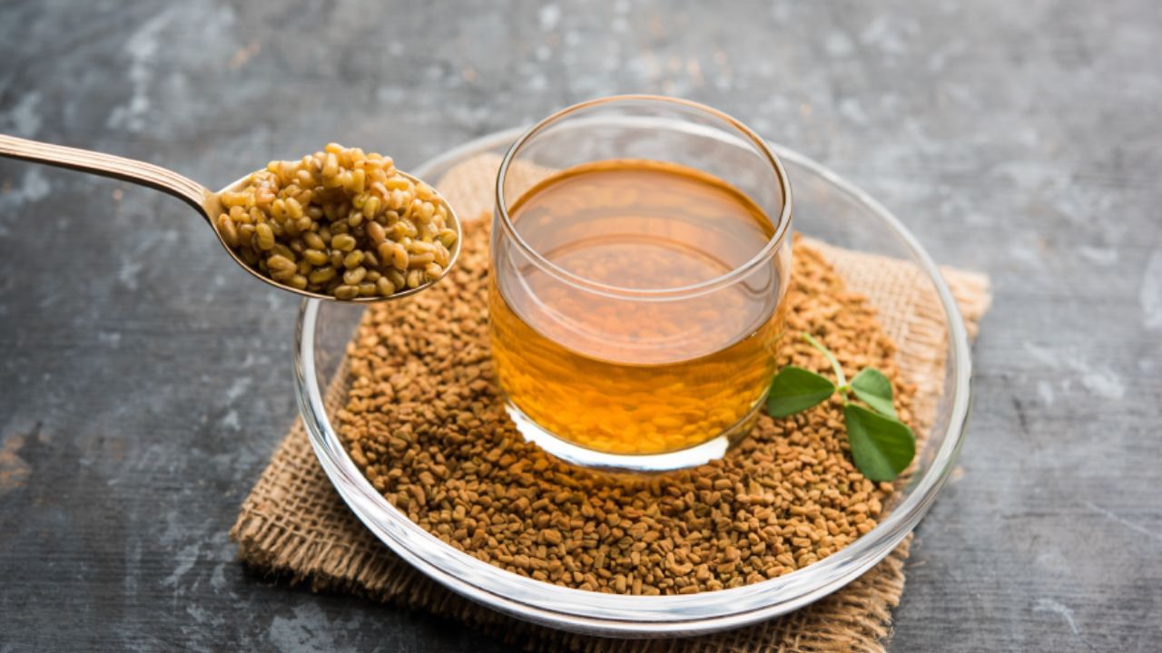 ખાલી પેટે મેથીનું પાણી પીવો - ખાલી પેટે મેથીના દાણાનું પાણી પીવાથી માત્ર ઘૂંટણના દુખાવામાં રાહત મળતી નથી, પરંતુ ઘણા અદ્ભુત સ્વાસ્થ્ય લાભો પણ મળે છે. મેથીનું પાણી વજન ઘટાડવા, વાળના વિકાસ, સારી પાચનક્રિયા, મહિલાઓના સ્વાસ્થ્ય અને ખરાબ કોલેસ્ટ્રોલને નિયંત્રિત કરવામાં મદદ કરે છે.