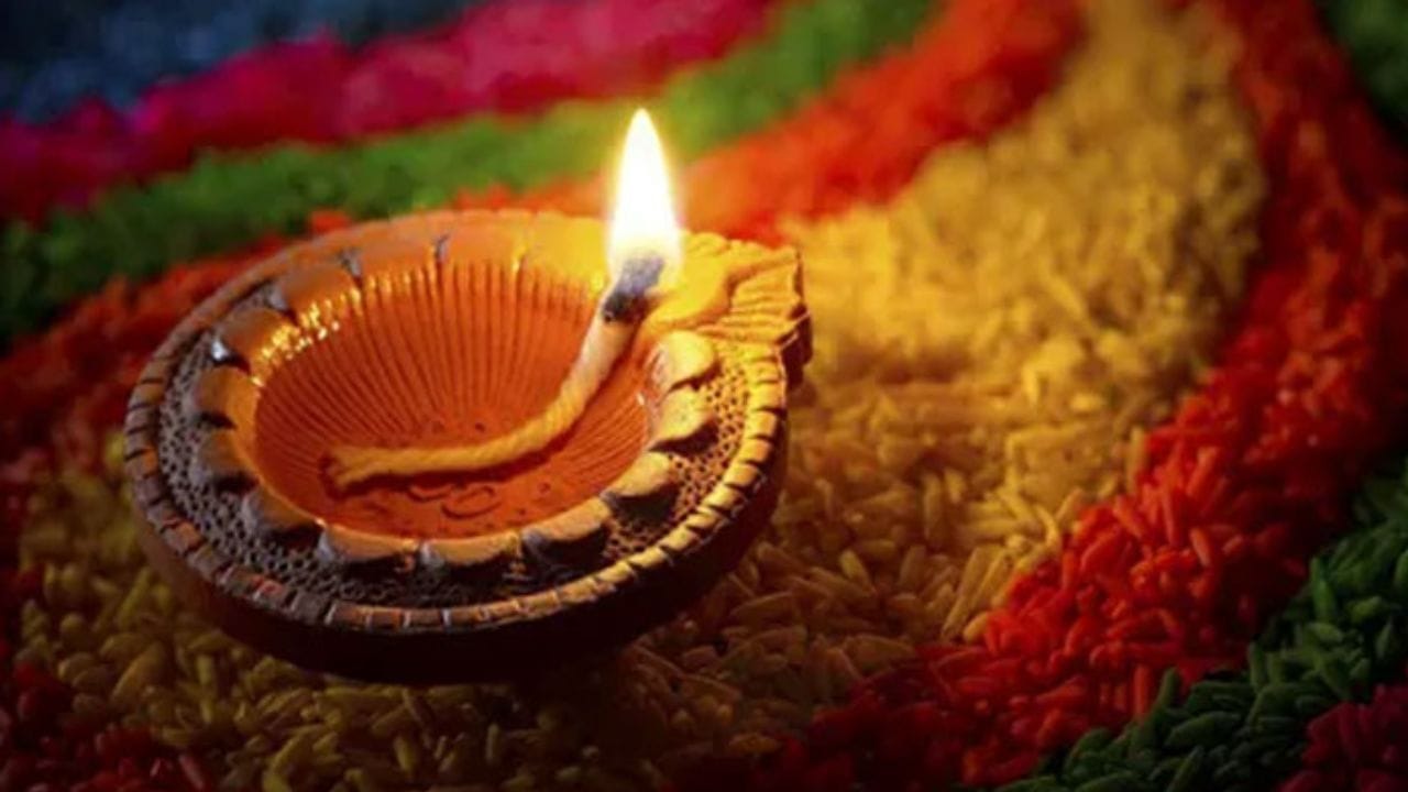 પ્રકાશનો તહેવાર, દિવાળી, 20 ઓક્ટોબર, 2025 ના રોજ ઉજવવામાં આવશે. આ તહેવાર પર દીવા પ્રગટાવવાની પરંપરા છે. પરંતુ ઘણા લોકો વિચારે છે કે ઘીથી દીવા પ્રગટાવવા કે તેલથી? ચાલો જાણીએ.