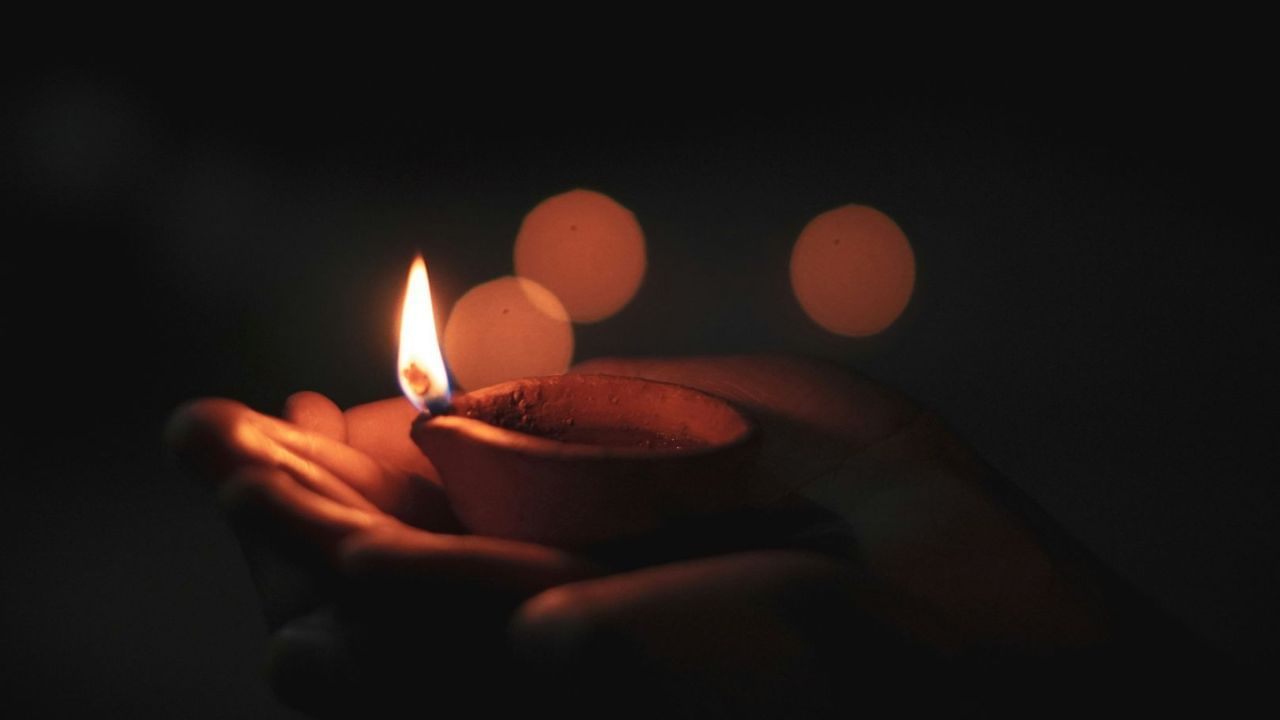 સરસવ અથવા તલના તેલથી દીવા પ્રગટાવવા પણ શુભ છે. તેલના દીવા નકારાત્મક ઉર્જાને દૂર કરે છે અને શનિ દોષ ઘટાડે છે. આ એક આર્થિક અને પરંપરાગત વિકલ્પ છે.