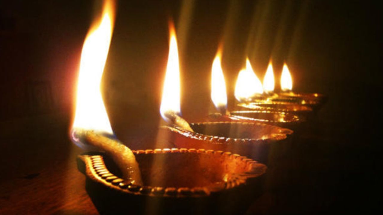 ગરુડ પુરાણ અનુસાર, ઘીના દીવા દેવતાઓને પ્રિય છે, જ્યારે તેલના દીવા પૂર્વજો અને શનિને પ્રસન્ન કરે છે. સંપત્તિ અને સમૃદ્ધિ માટે ઘી અને નકારાત્મકતા માટે તેલ પસંદ કરો.