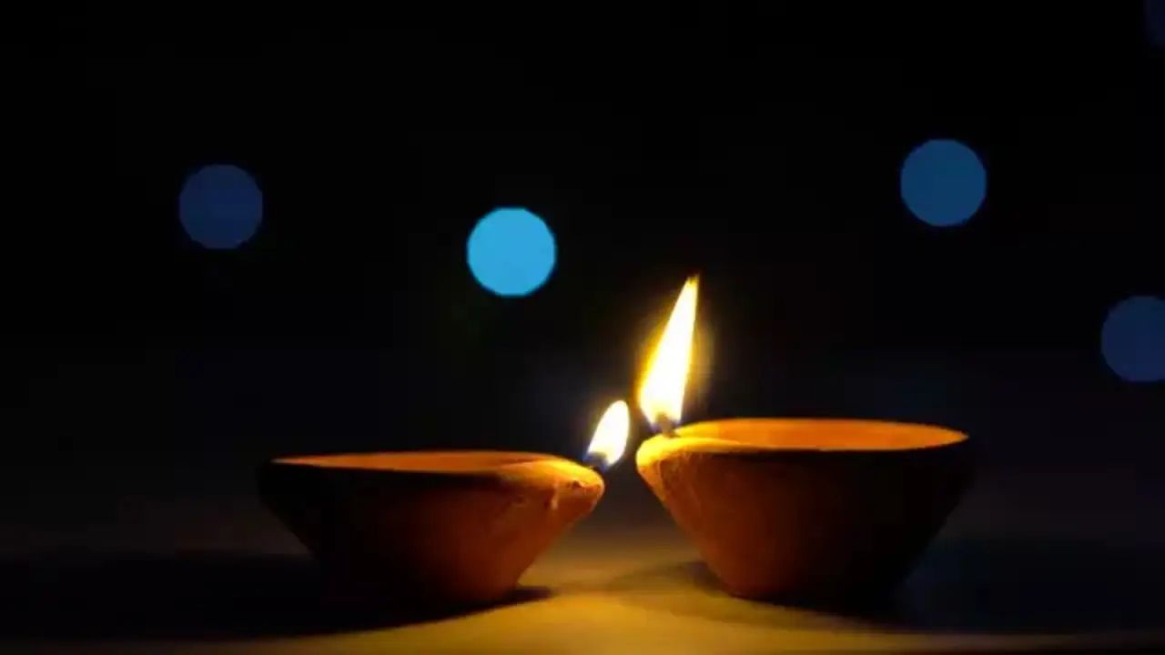 તલ અથવા સરસવનું તેલ નકારાત્મક ઉર્જા અને ખરાબ નજરને દૂર કરે છે. તે શનિ અને યમરાજને પ્રસન્ન કરે છે. દીવામાં કપૂર ઉમેરવાથી તે વધુ અસરકારક બને છે.