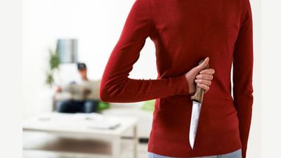 કચ્છના ભૂજમાં હચમચાવી નાખે તેવી ઘટના બની છે. સામત્રા ગામમાં પૈસામાં અંધ બનેલી 42 વર્ષીય પત્ની એ તેના 60 વર્ષીય પતિને જીવતો સળગાવી દીધો હતો. પતિએ પૈસા આપવાનો ઈનકાર કરતા ગુસ્સે ભરાયેલી પત્નીએ ગેરેજમાં લઈ જઈ  જ્વલનશીલ પદાર્થ તેના પર છાંટી દીધો અને આગ ચંપી દીધી હતી અને પતિનું મૃત્યુ થયું છે. ત્યારે એક પ્રશ્ન થાય કે જો પત્ની તેના પતિની હત્યા કરે છે, તો શું તે તેની મિલકતનો વારસો મેળવી શકે છે? જાણો અહીં. 