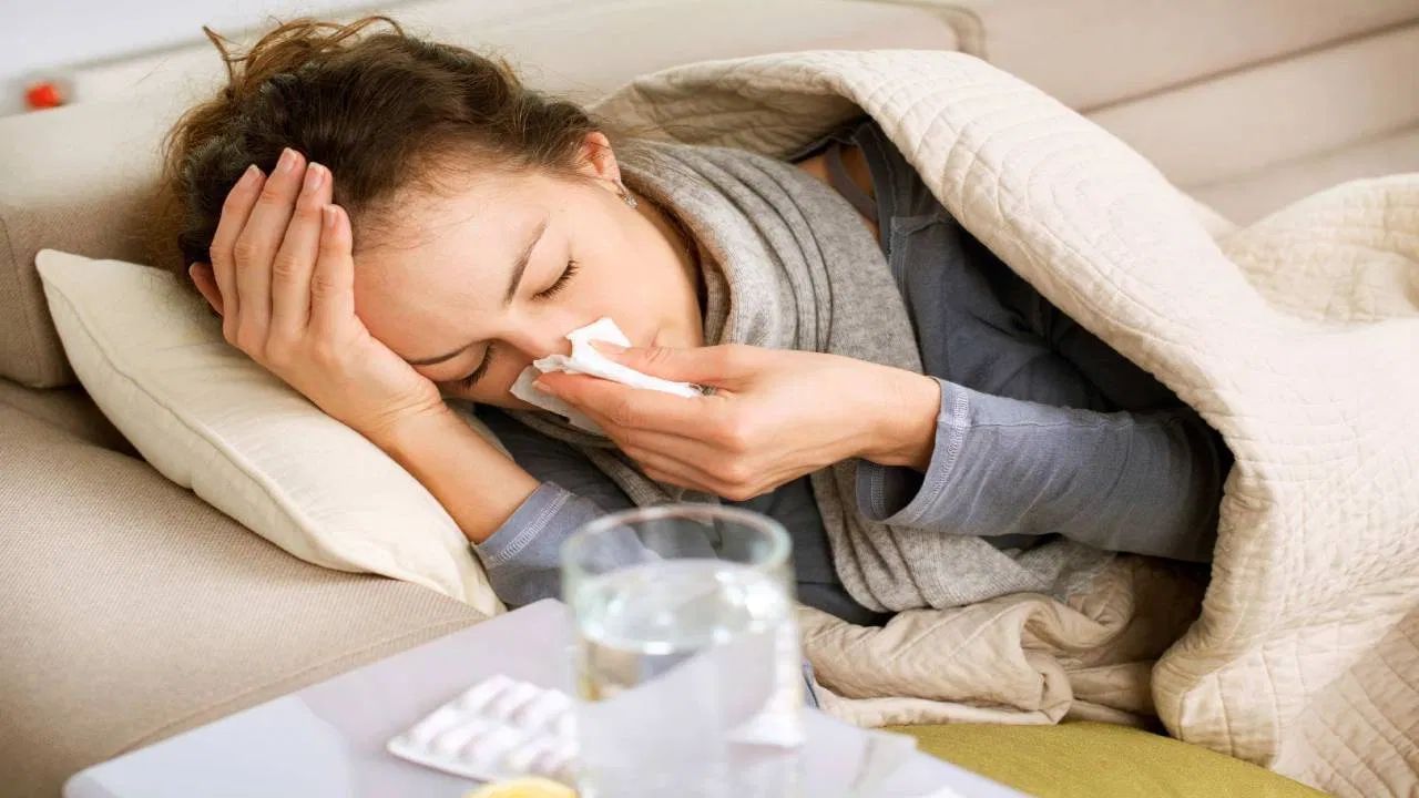 4. દિવસમાં બે વાર સ્ટીમ ઇન્હેલેશન: નાક બંધ થવું અથવા ગળામાં દુખાવો થાય, તો દિવસમાં 2 વાર સ્ટીમ ઇન્હેલેશન કરવું અત્યંત ફાયદાકારક સાબિત થઈ શકે છે. પાણીમાં થોડું કપૂર અથવા અજમો નાખીને સ્ટીમ ઇન્હેલેશન કરવાથી નાક ખૂલી જાય છે અને શ્વાસ લેવામાં સરળતા રહે છે.