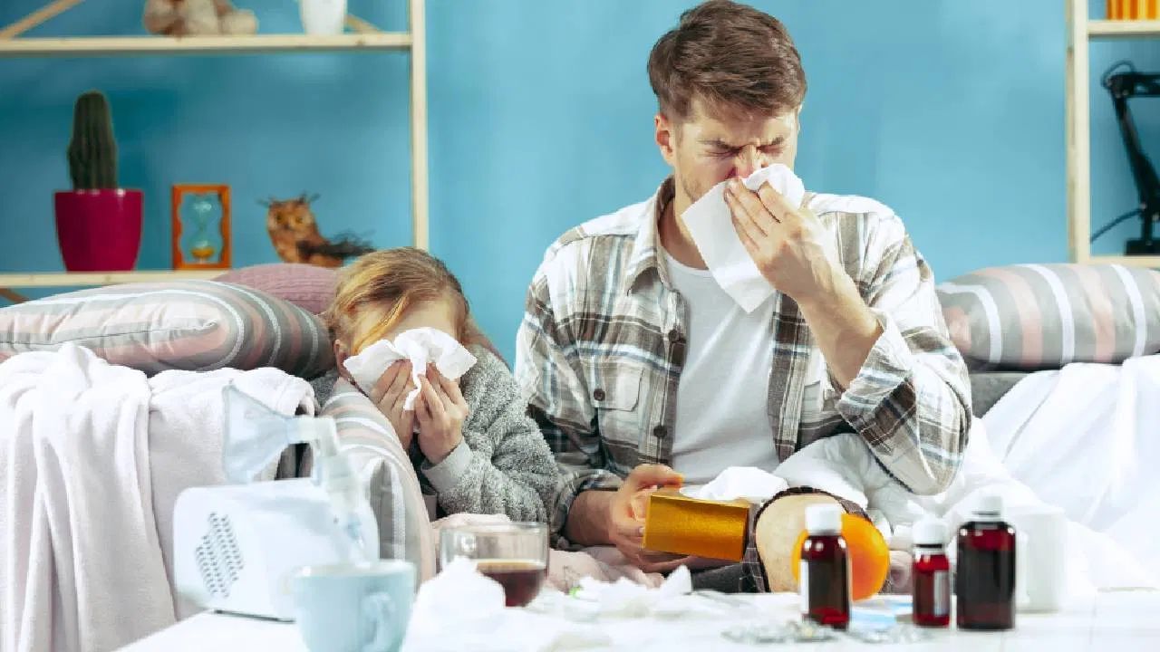 6. મીઠાના પાણીથી કોગળા કરો: જો તમને ગળામાં દુખાવો અથવા બળતરા થાય, તો હુંફાળા પાણીમાં મીઠું ઉમેરો અને દિવસમાં બે વાર કોગળા કરો. આ એક અસરકારક ઘરેલું ઉપાય છે, જે ગળાના સોજાને ઘટાડે છે.